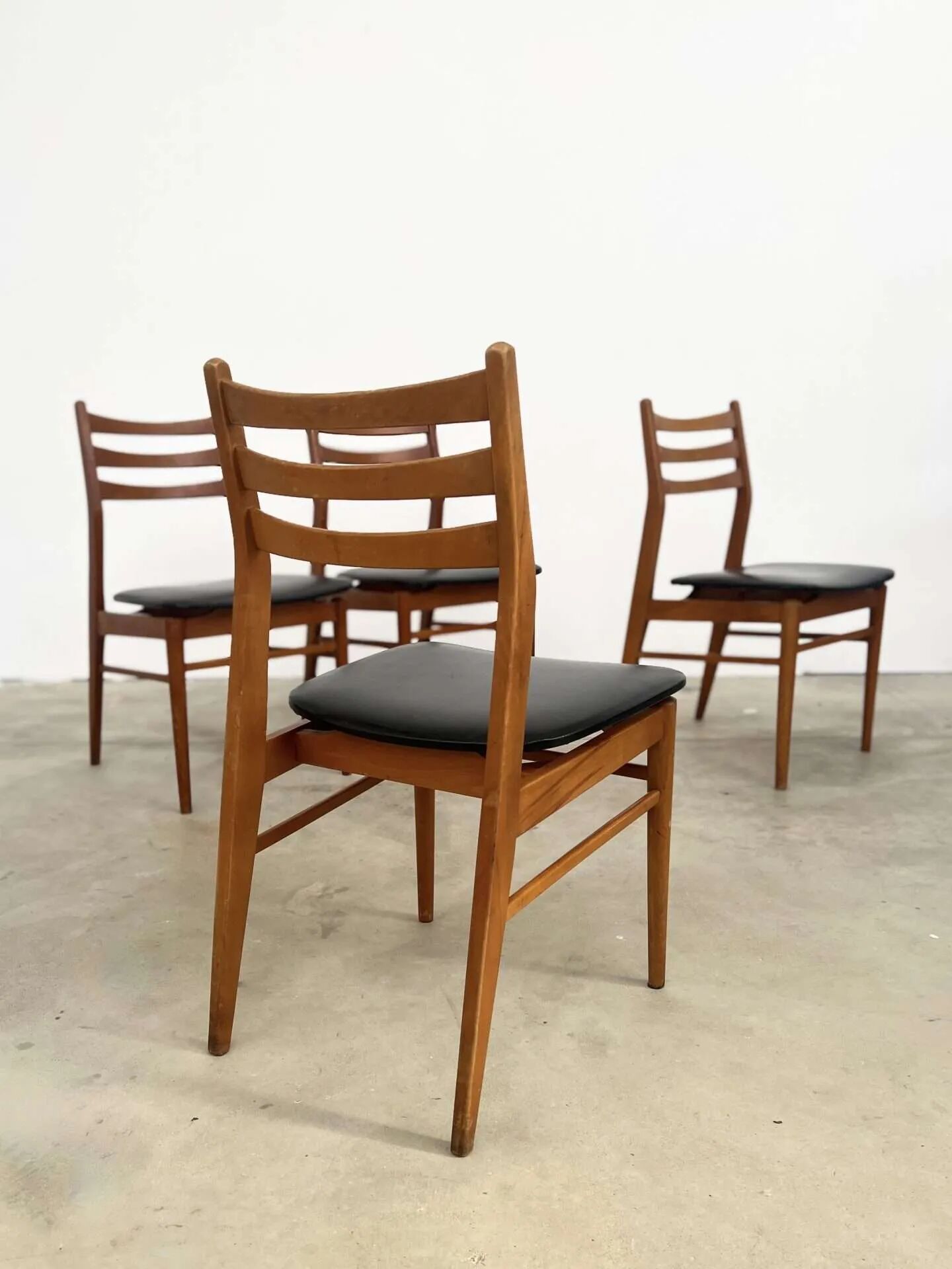 Lot de 4 chaises scandinaves hêtre et skai 60s