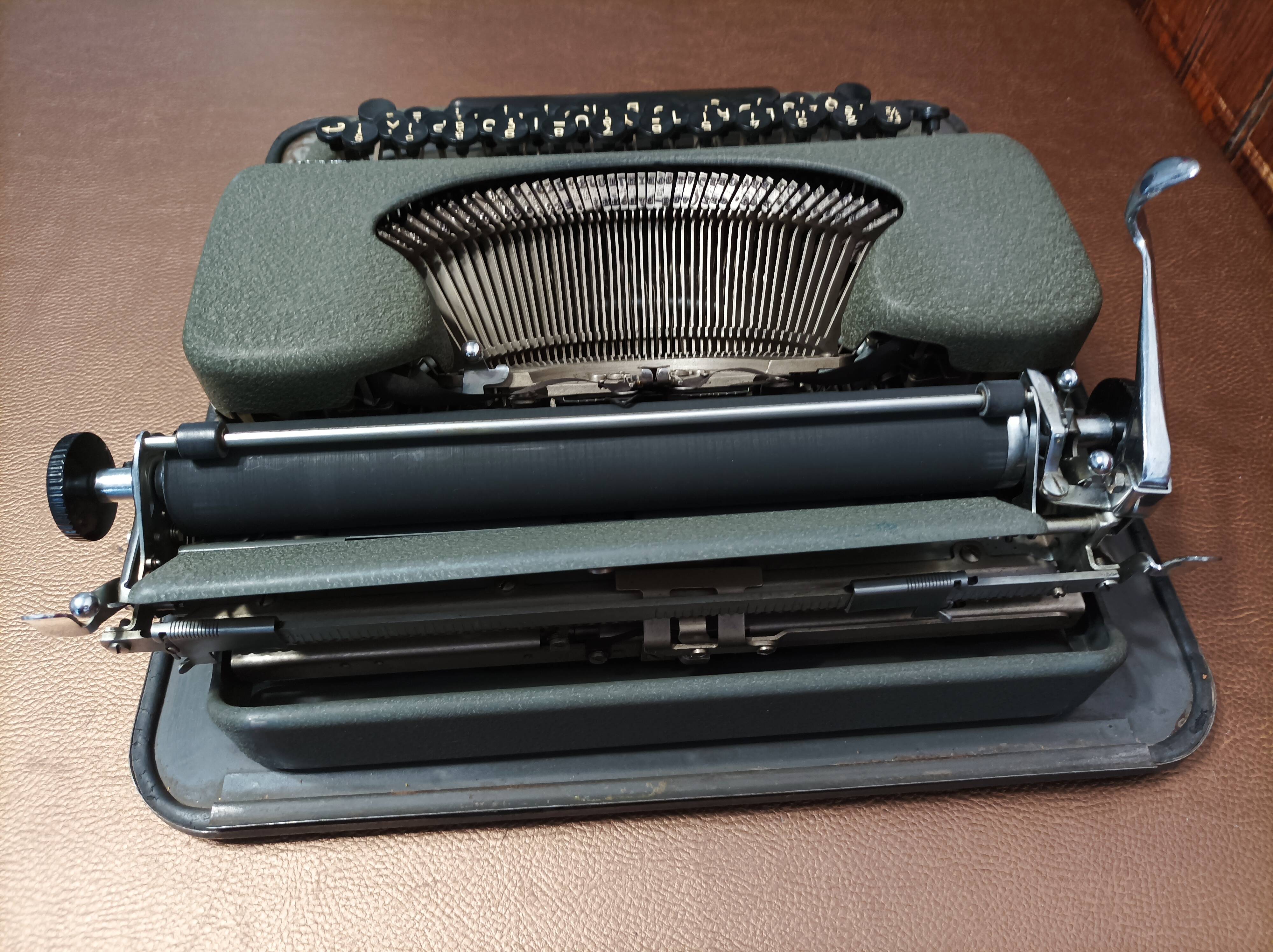 Machine à écrire japy portable années 1960 vert armée comme neuve