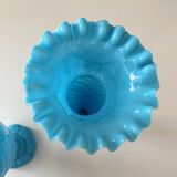 Ensemble de 2 vases victoriens en verre opale bleu