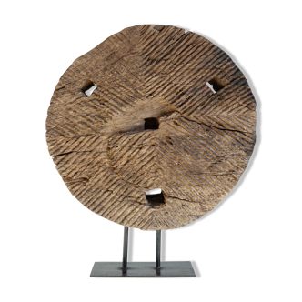Ancienne roue décorative en bois sur pied