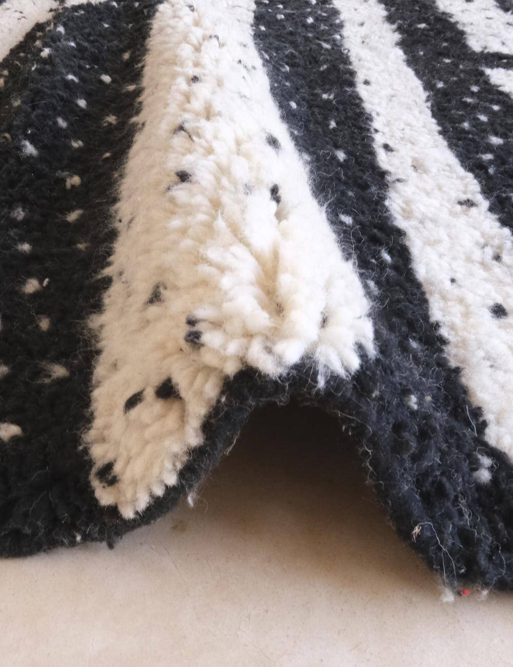 Black and White Rug - 274 x 218 cm