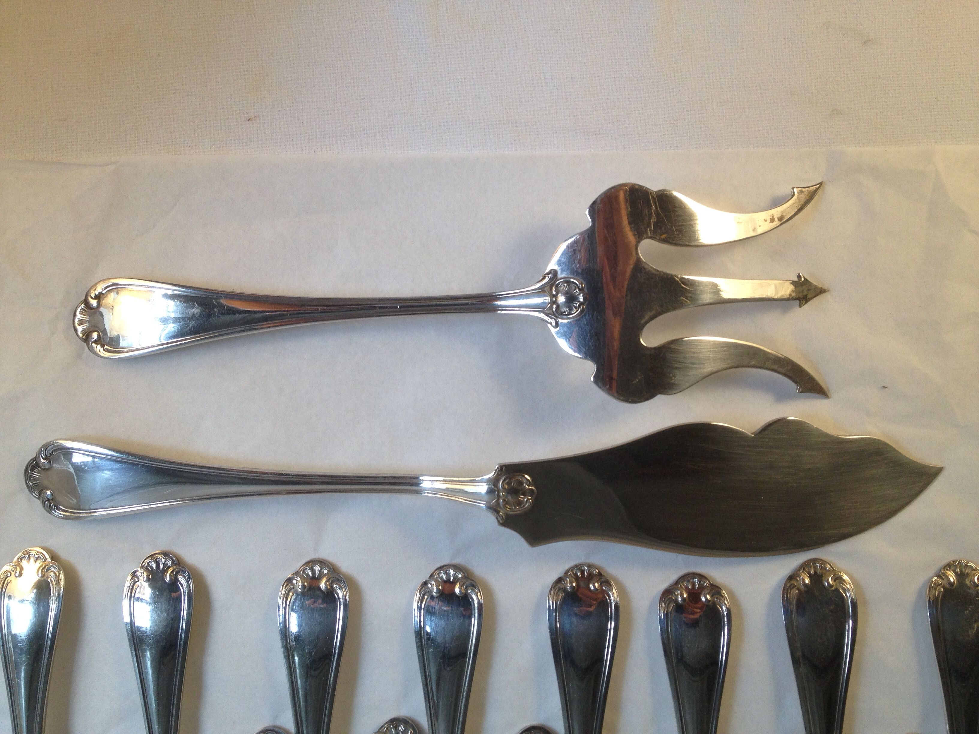 Serving cutlery and fish cutlery in silver metal 18 pieces