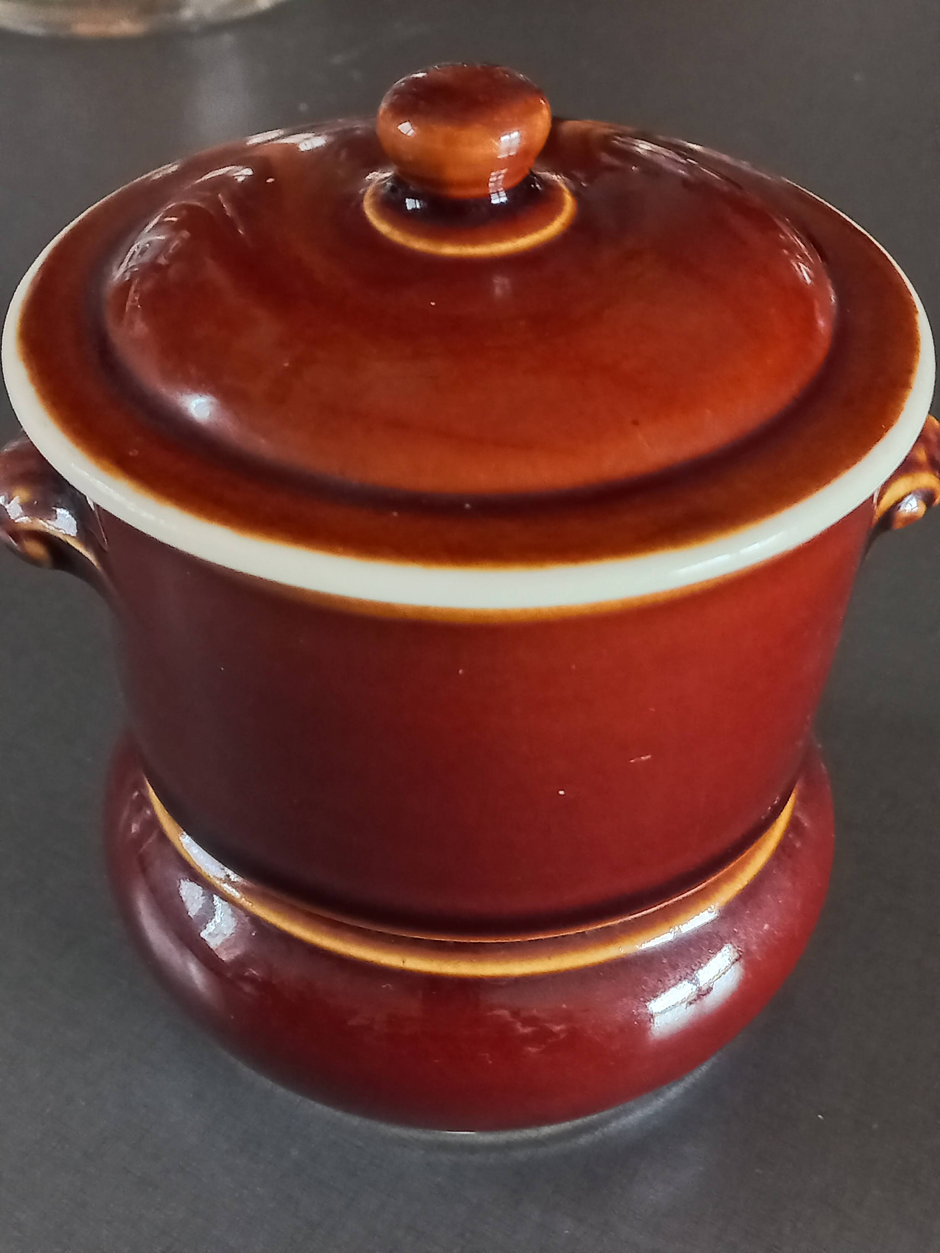 Stoneware pot with lid