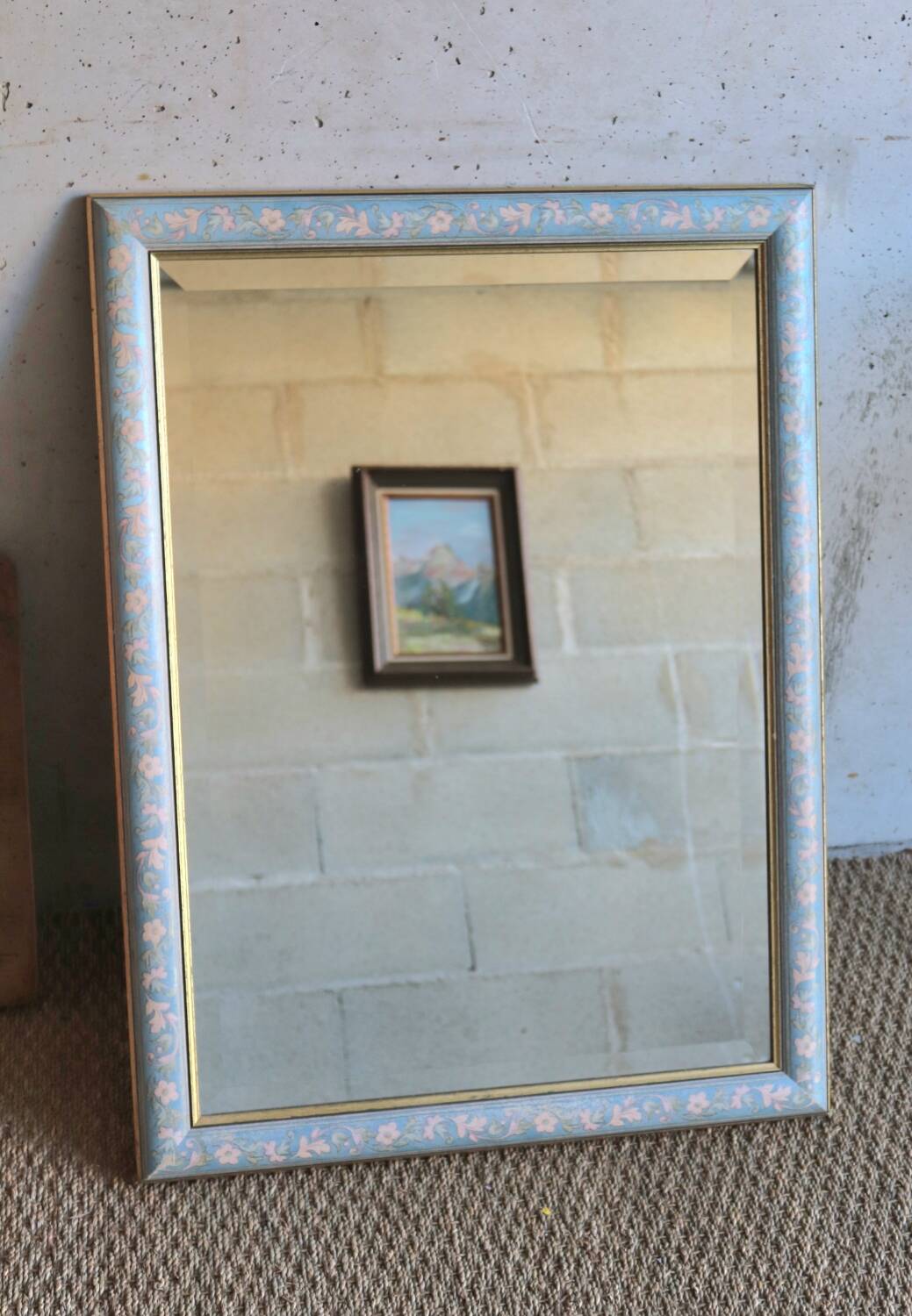 Miroir en bois peint, décor fleuri vintage
