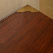 Commode vintage anglo-indienne en bois dur avec incrustations en laiton