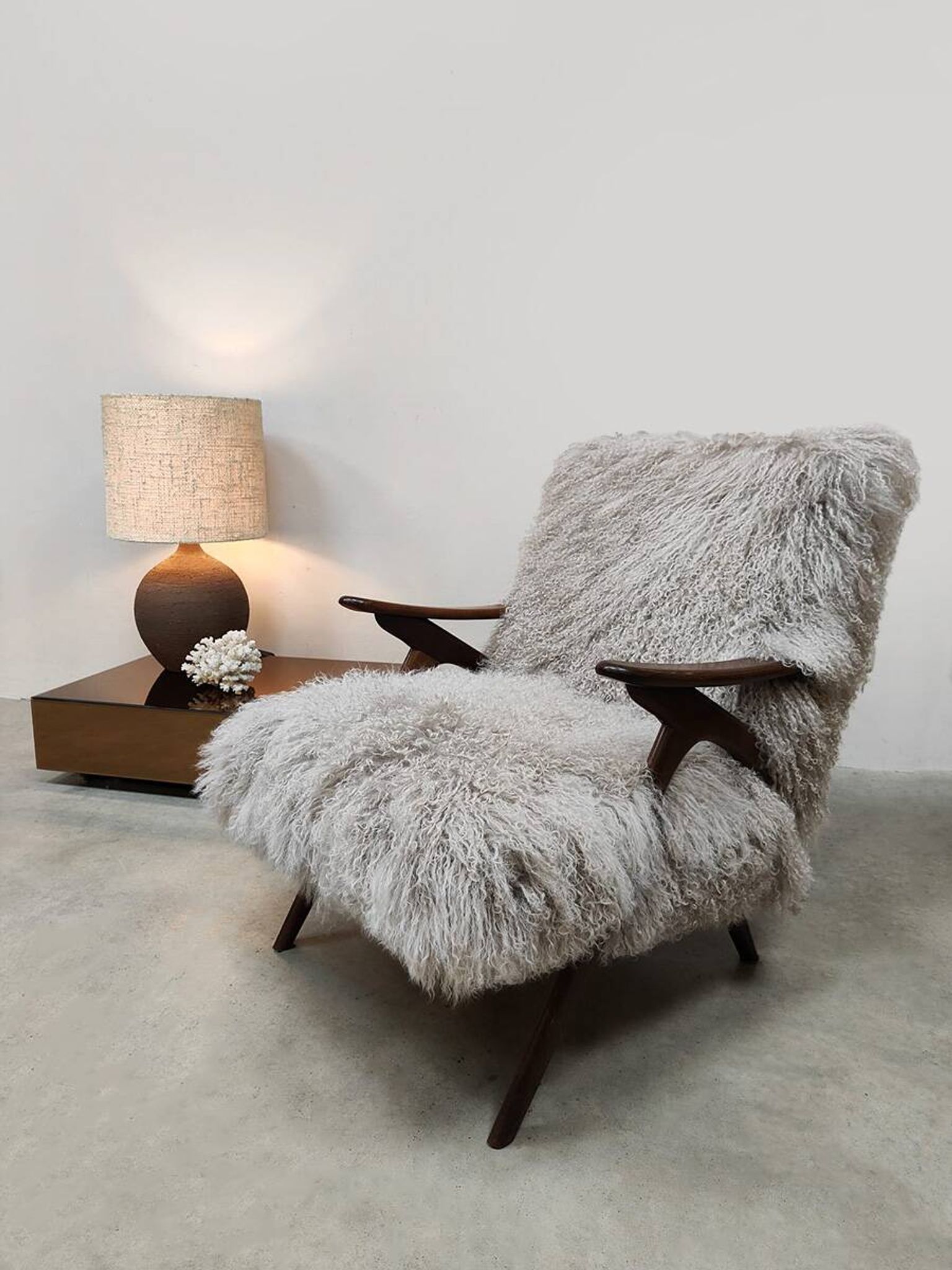 Fauteuil en peau de mouton vintage scandinave