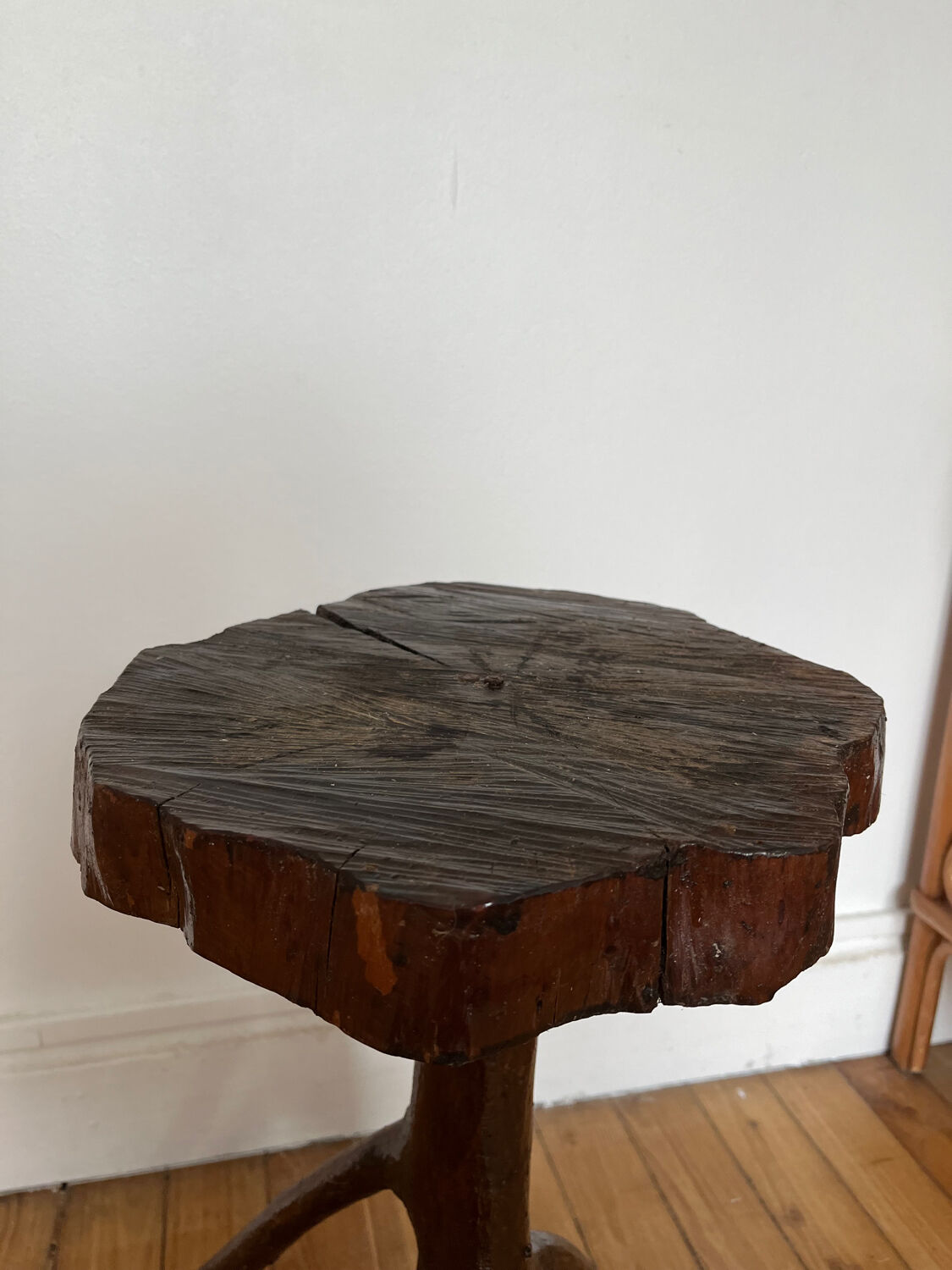 Tabouret tripode brutaliste