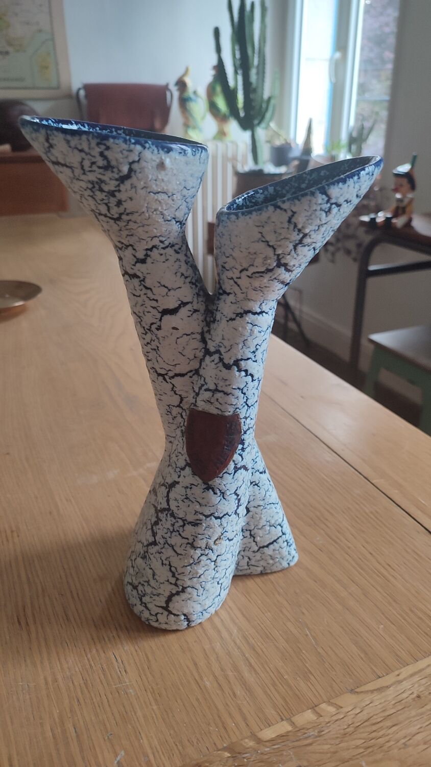 Double neck vase snow sandstone