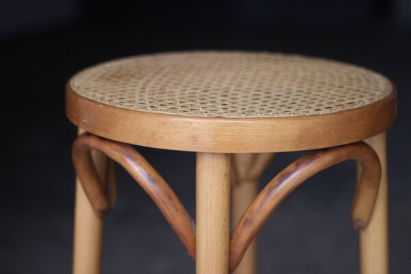 Beau tabouret canné en bois blond courbé. Années 40/50