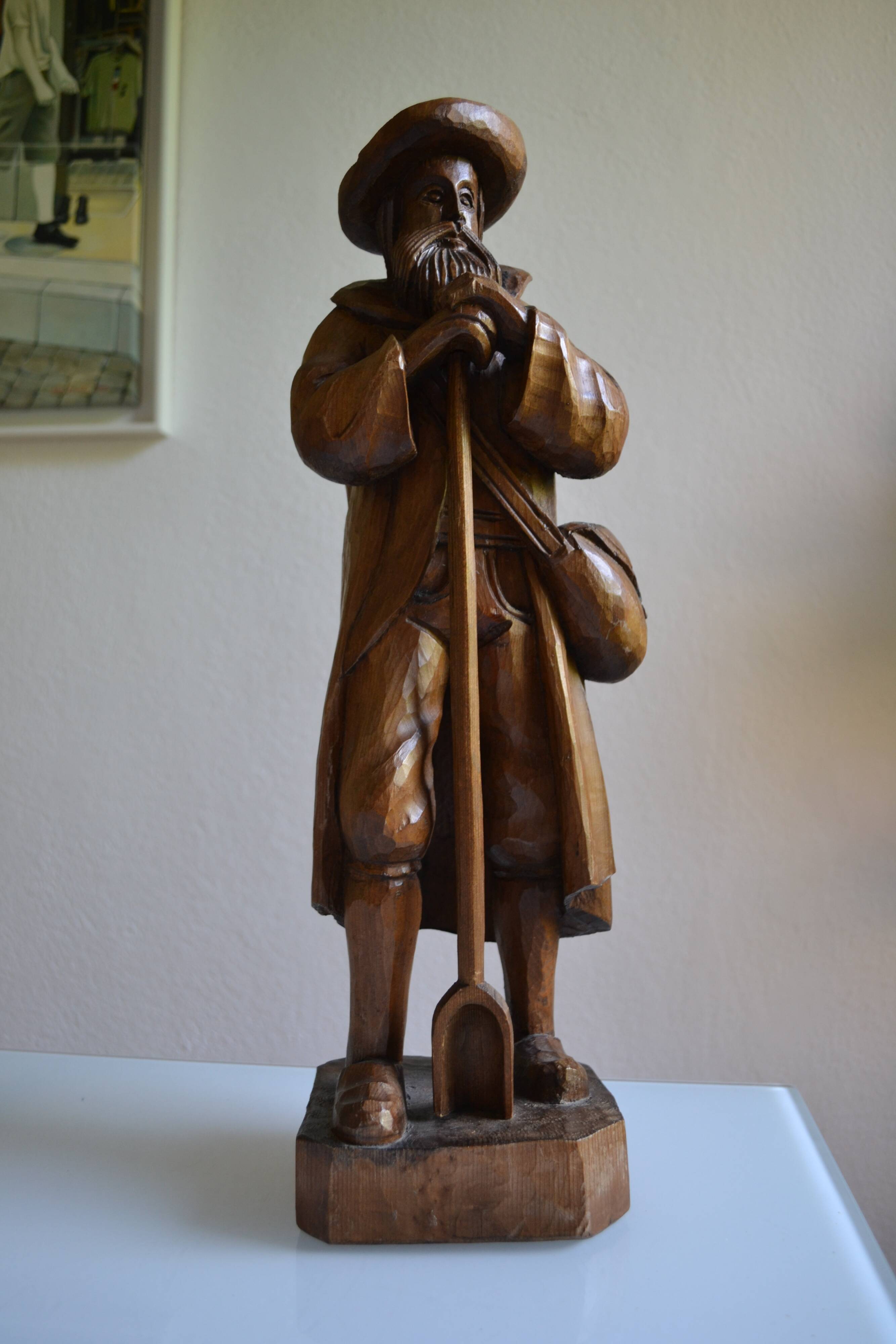 Large wooden sculpture of a man with his grain shovel 52 cm