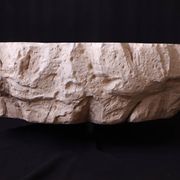Table basse design effet roche travertin — pièce unique sculptée main