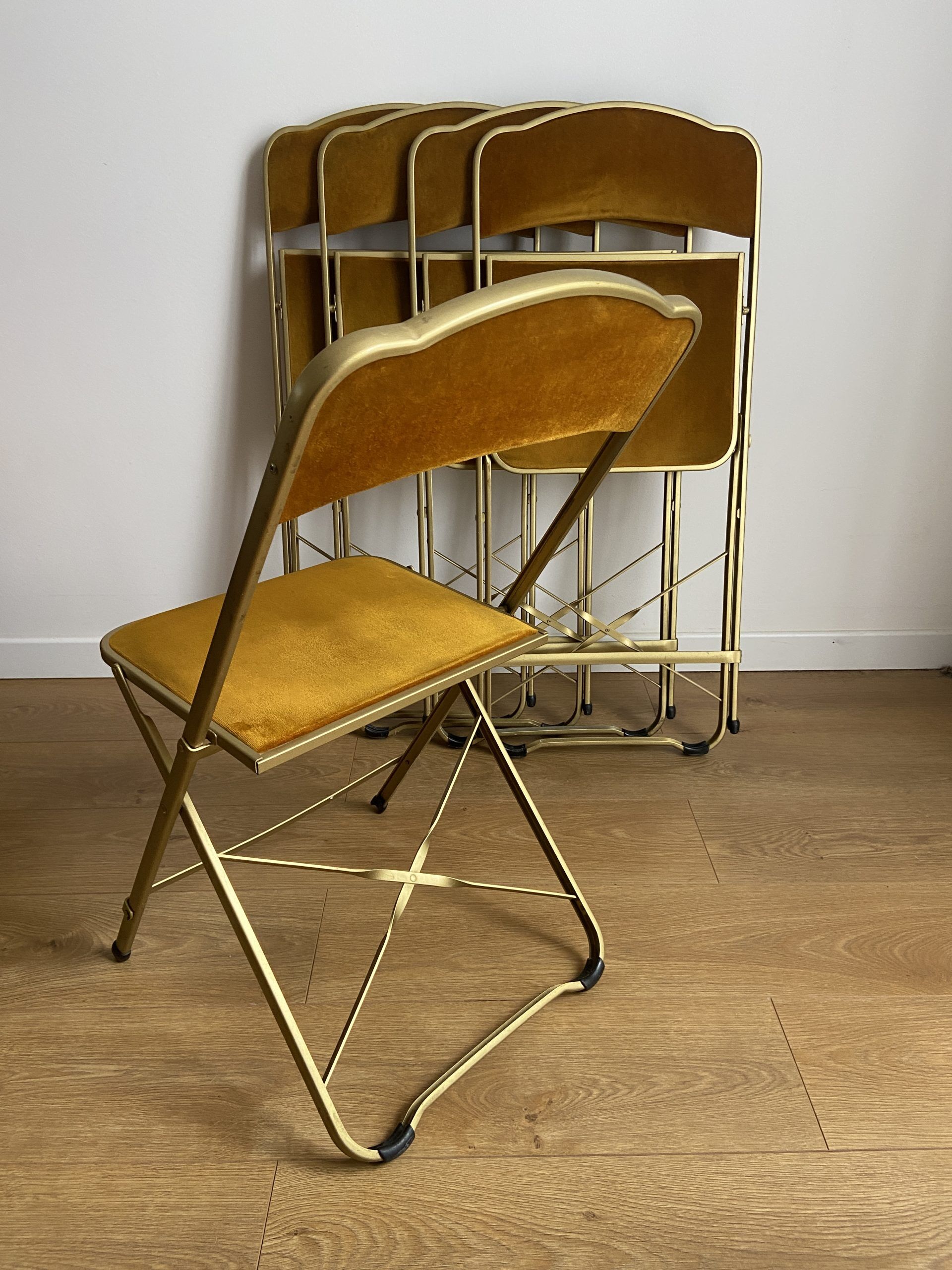 Vintage chaisor folding chair in gold yellow velvet
