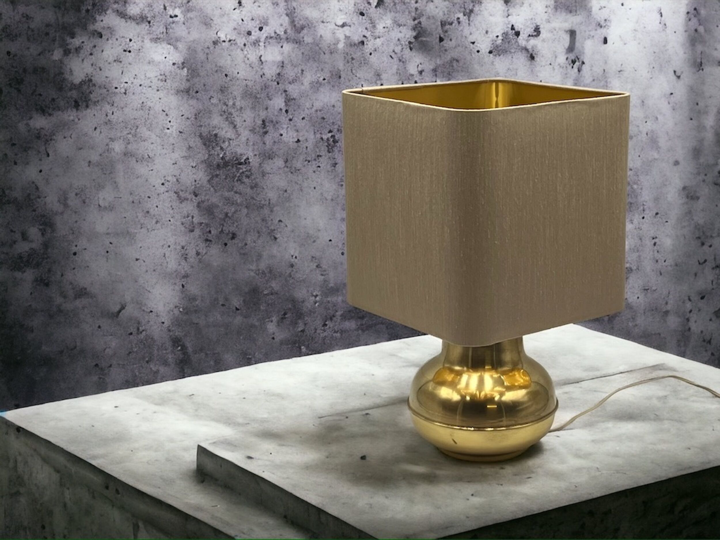 Lampe de table vintage en laiton fabriquée en Italie, années 60