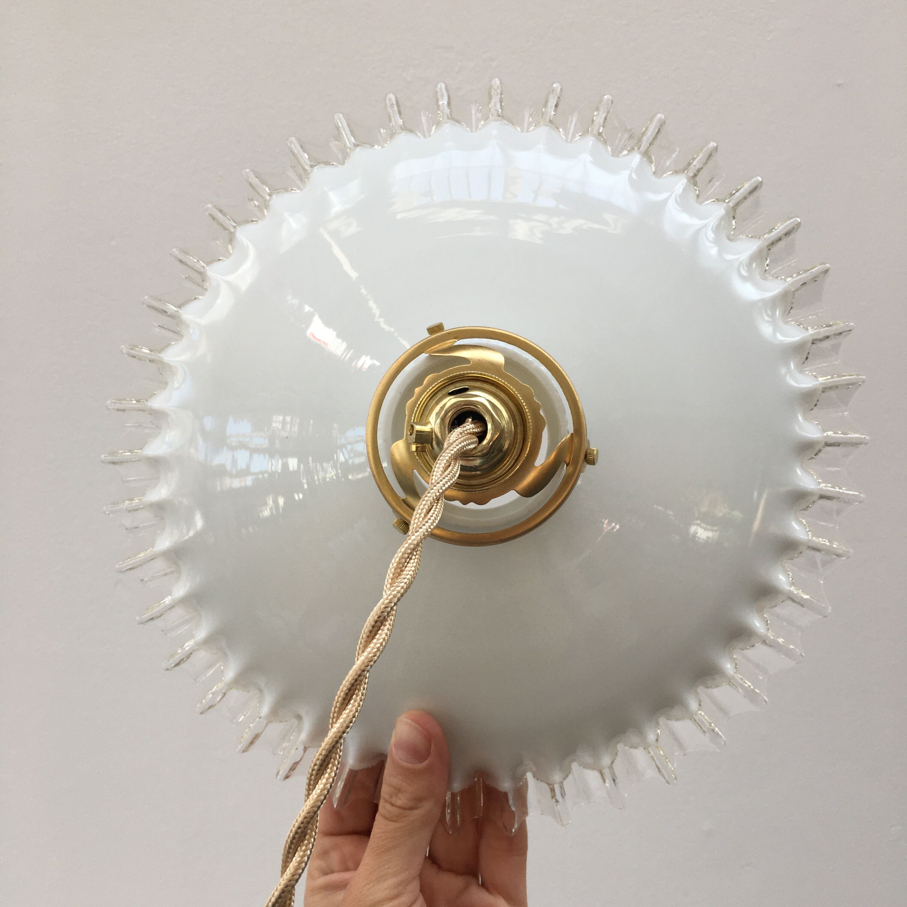 Paire de suspensions en opaline blanche et bords dentelés transparents