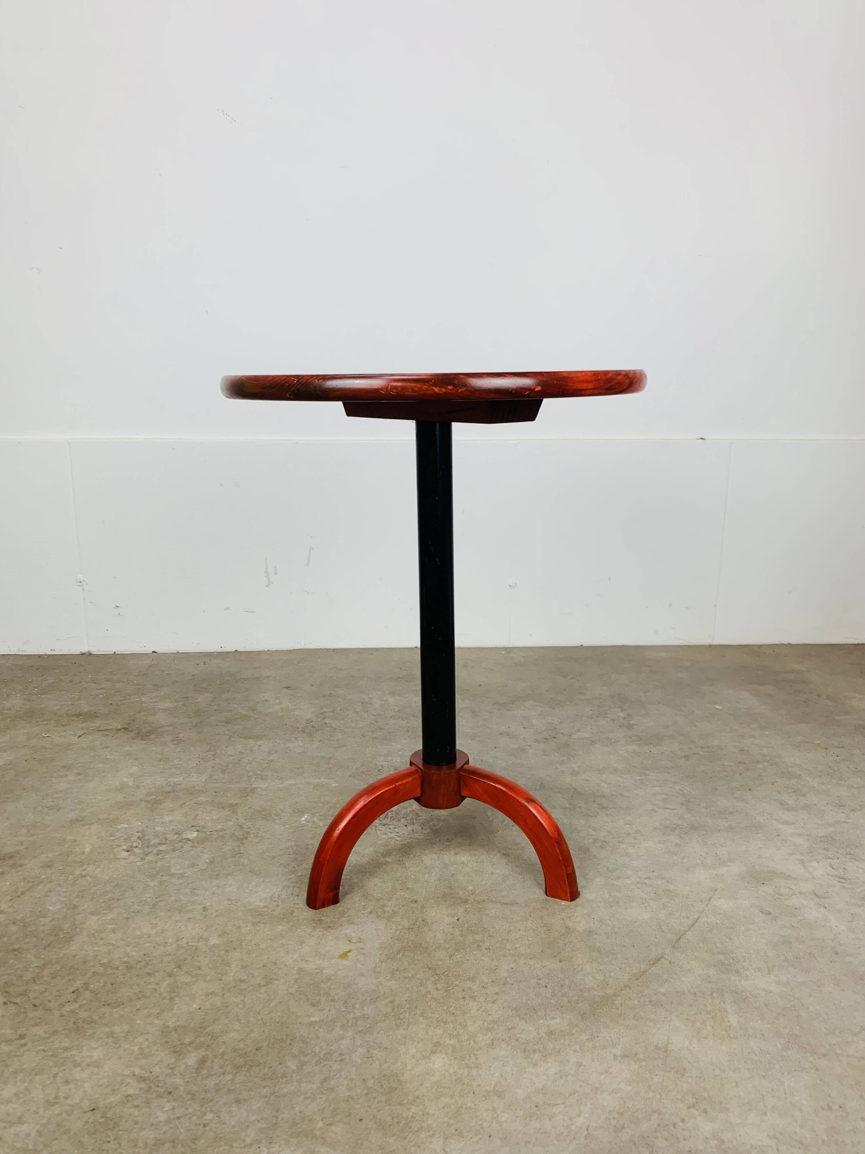 Table d'appoint tripode vintage en bois rouge et noir