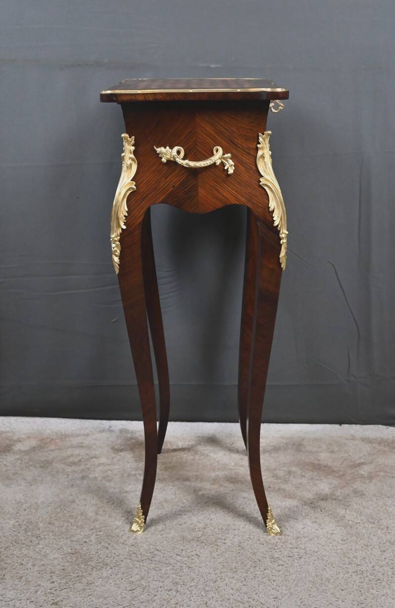 Table de salon, travailleuse en marqueterie, style Louis XV – fin XIXe