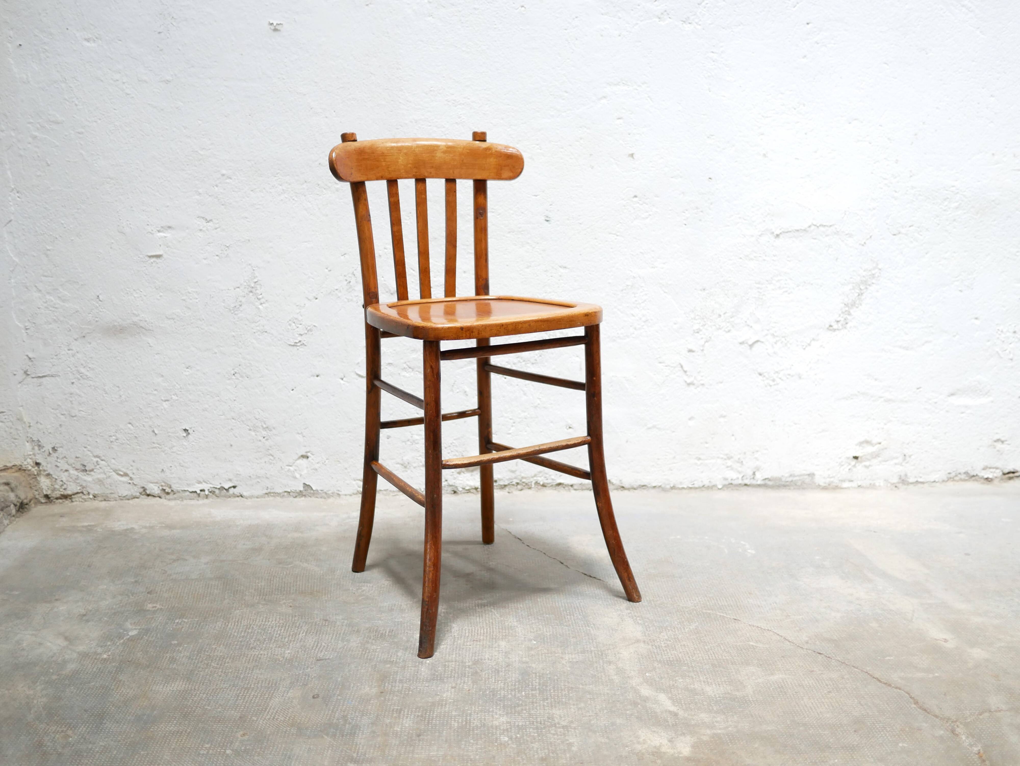 Chaise de bar vintage en bois par les éditions Luterma