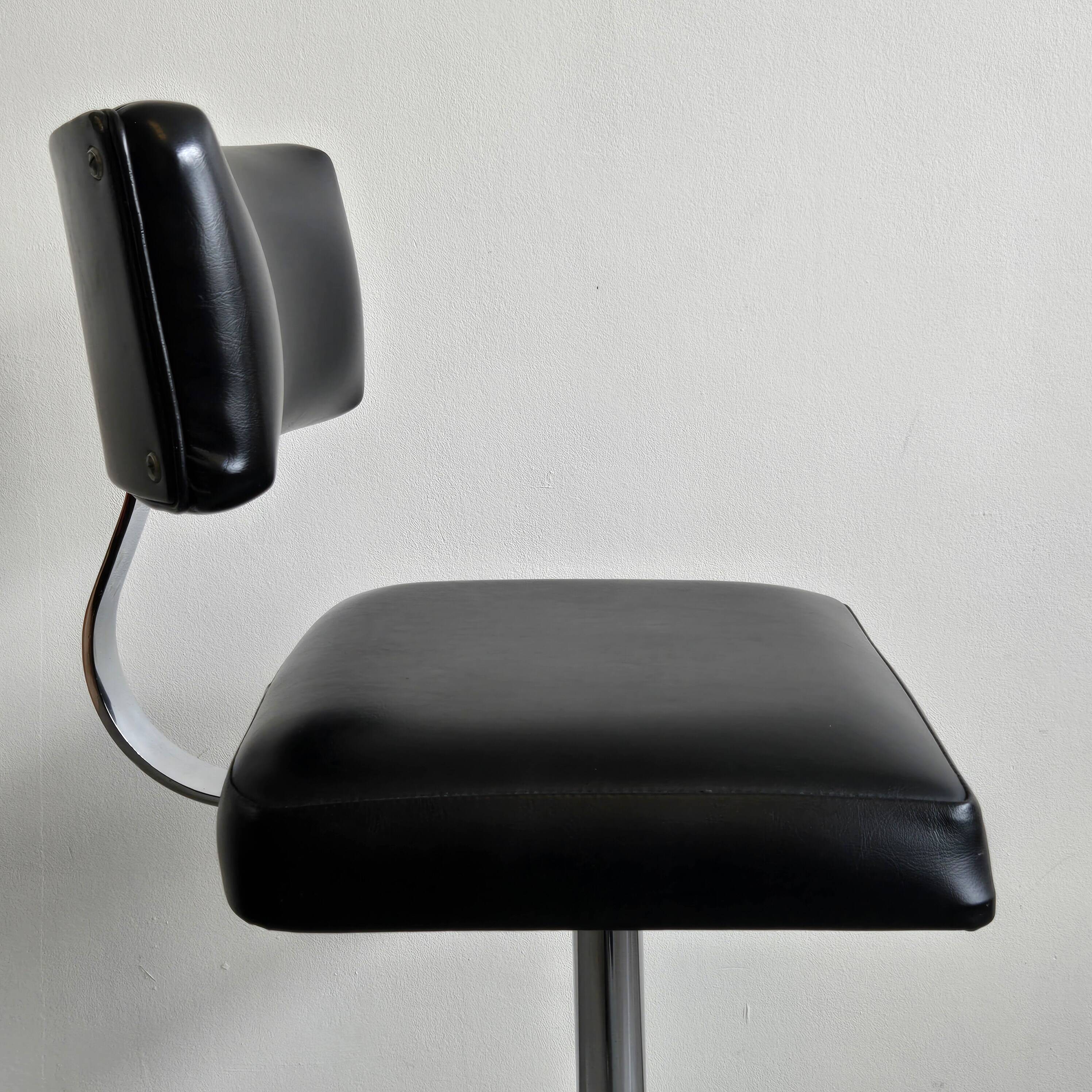 Vintage 1960s bar stool