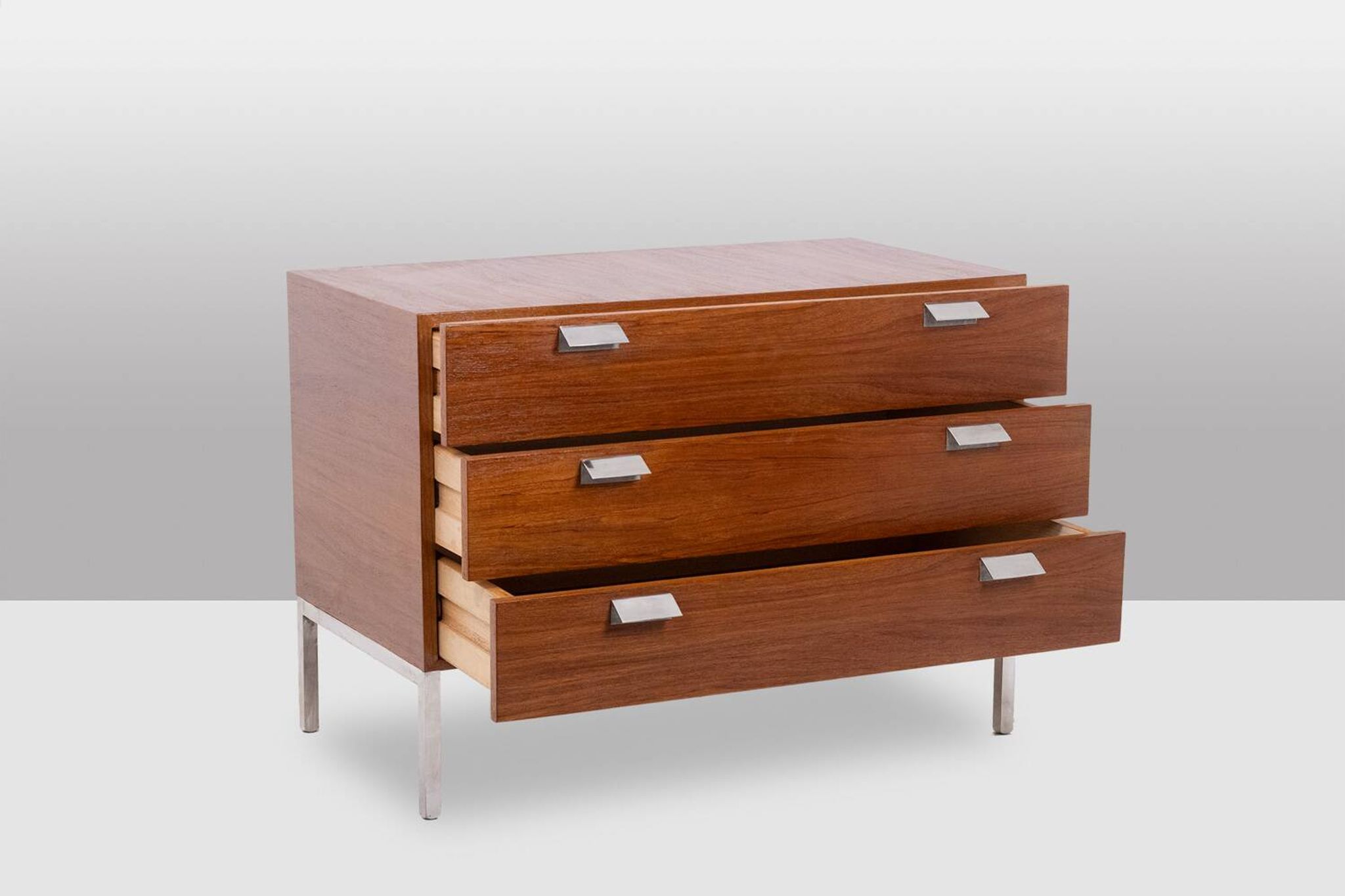 André Monpoix. Commode à 3 tiroirs en teck. Années 1960.