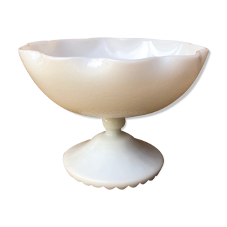 Compotier ancien ou coupe en opaline blanche