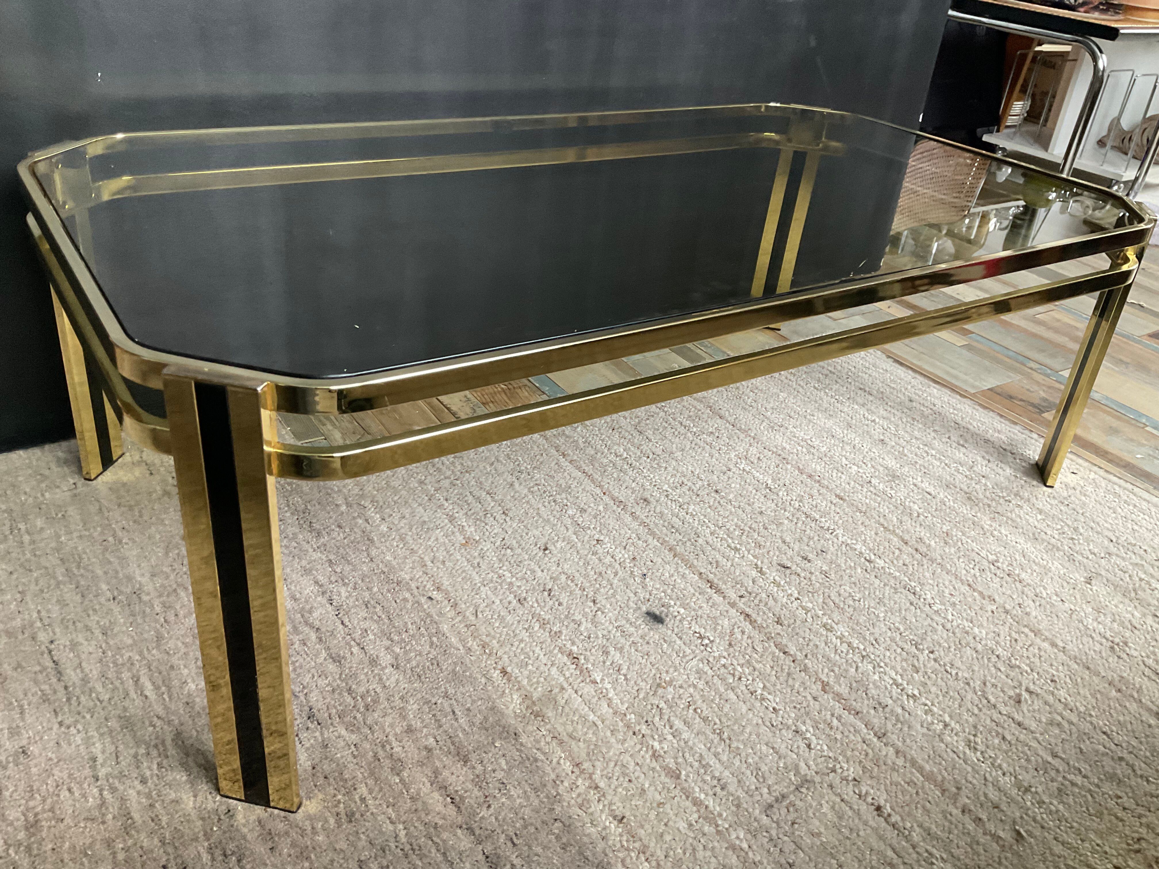 Table basse vintage années 70 en métal doré et verre fumé