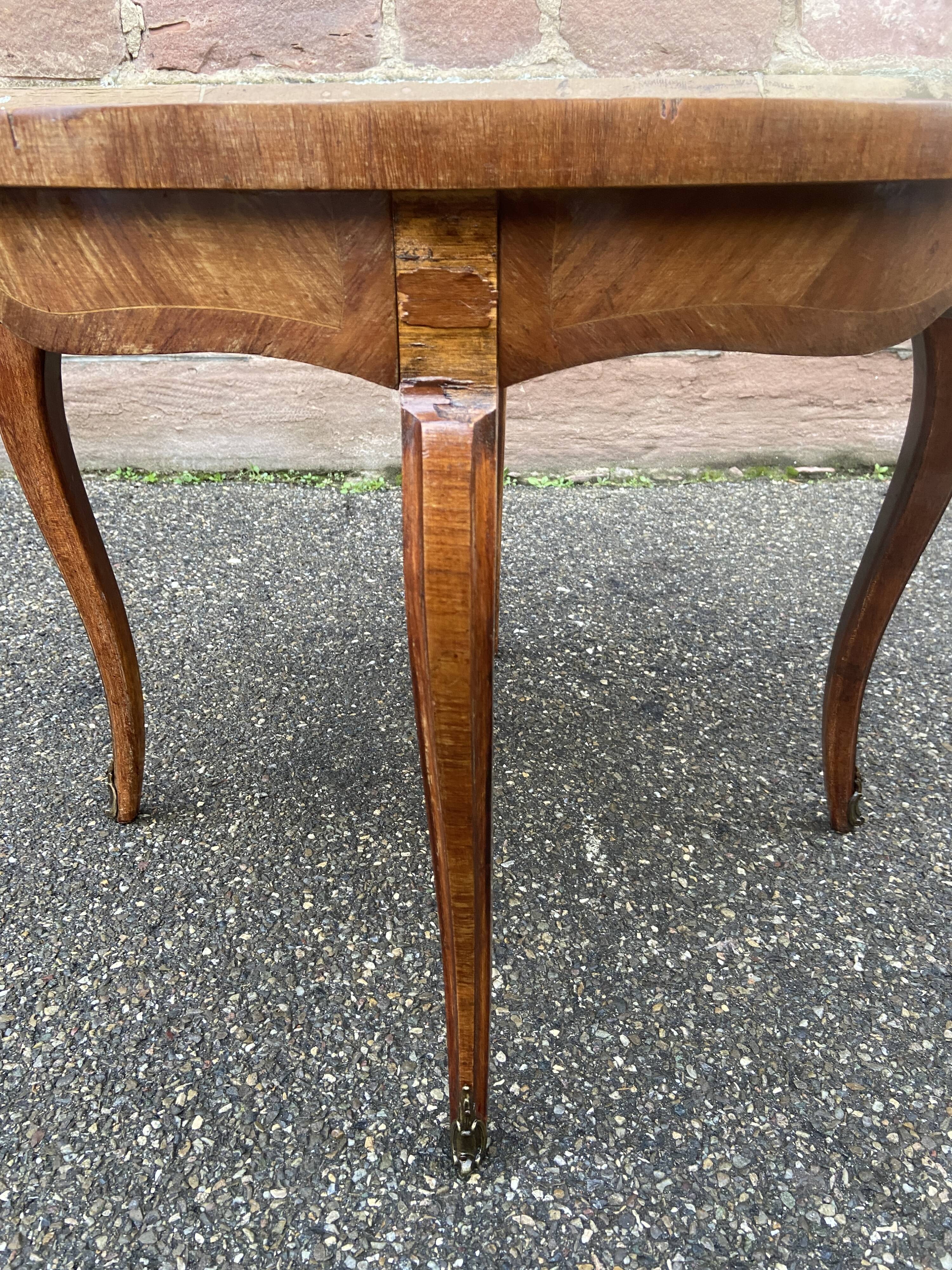 Regency style coffee table Inlaid pedestal table, curved legs
