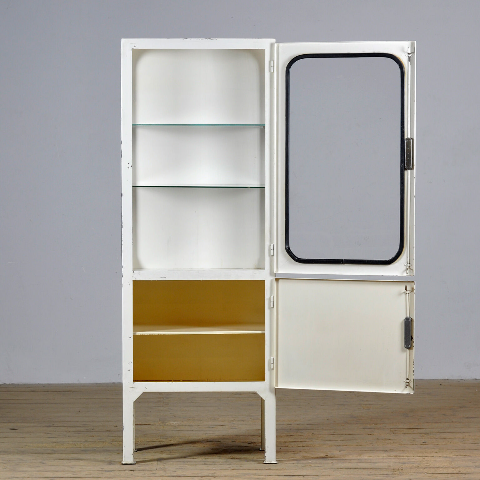 Vintage medicine cabinet, 1970s