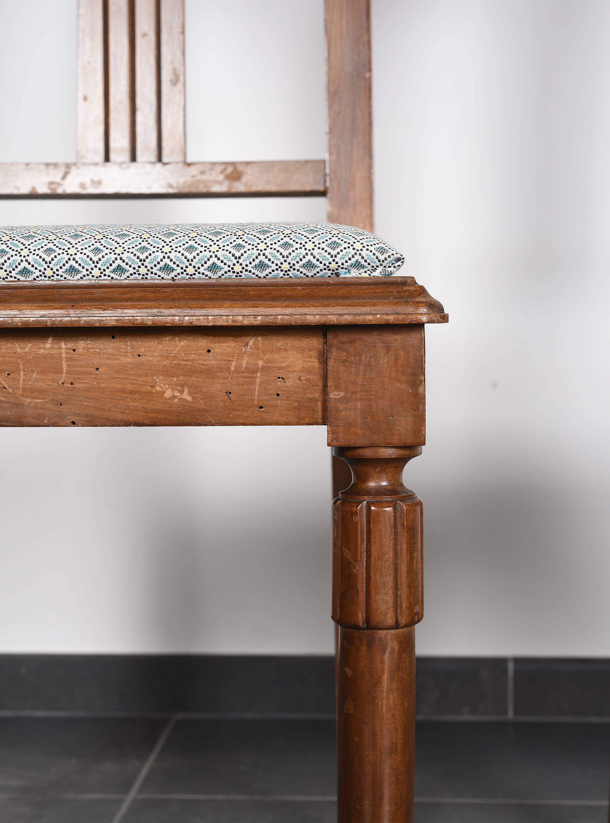 Set of 4 Art Deco chairs in carved wood.