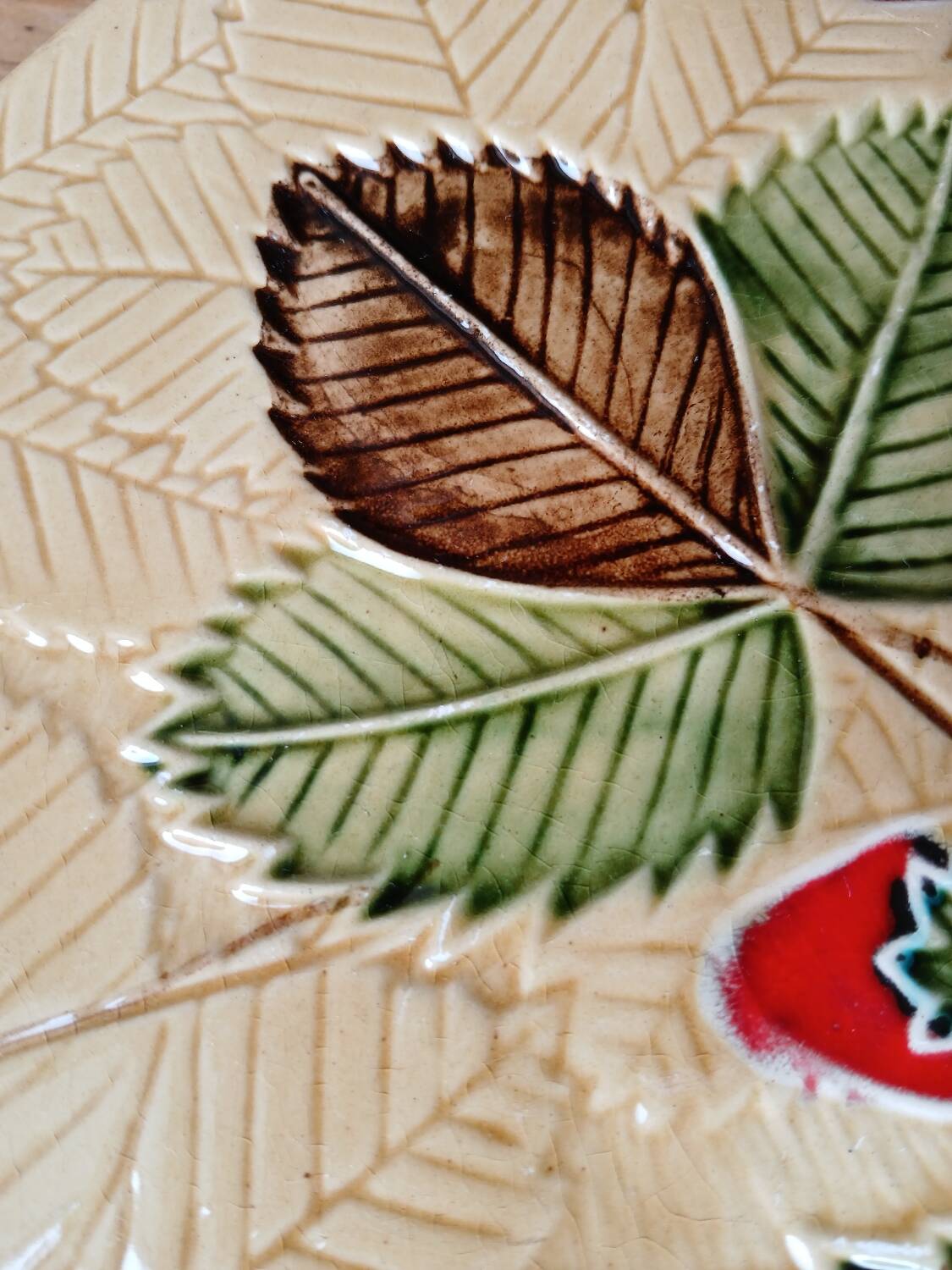 Strawberry pattern slip dish