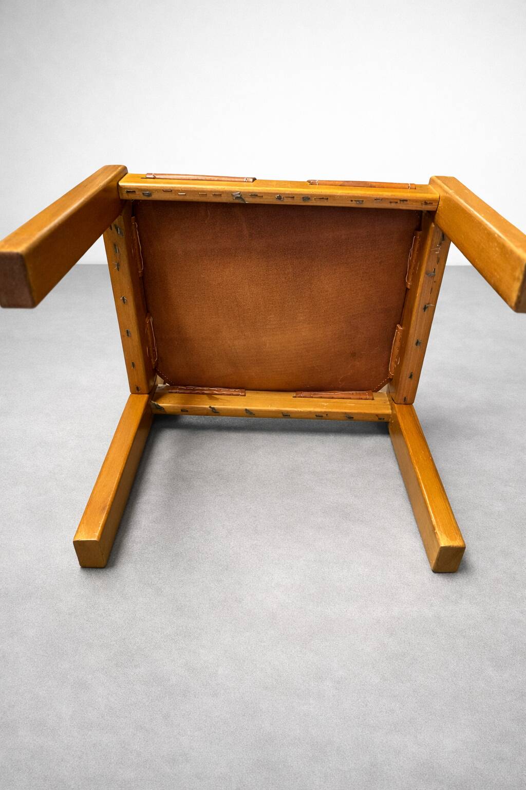 Set of 4 chairs from the 1960s in elm and patinated leather.