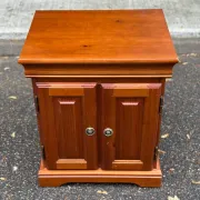 Petit meuble d'appoint / meuble vinyle à roulettes pin teinté 1980