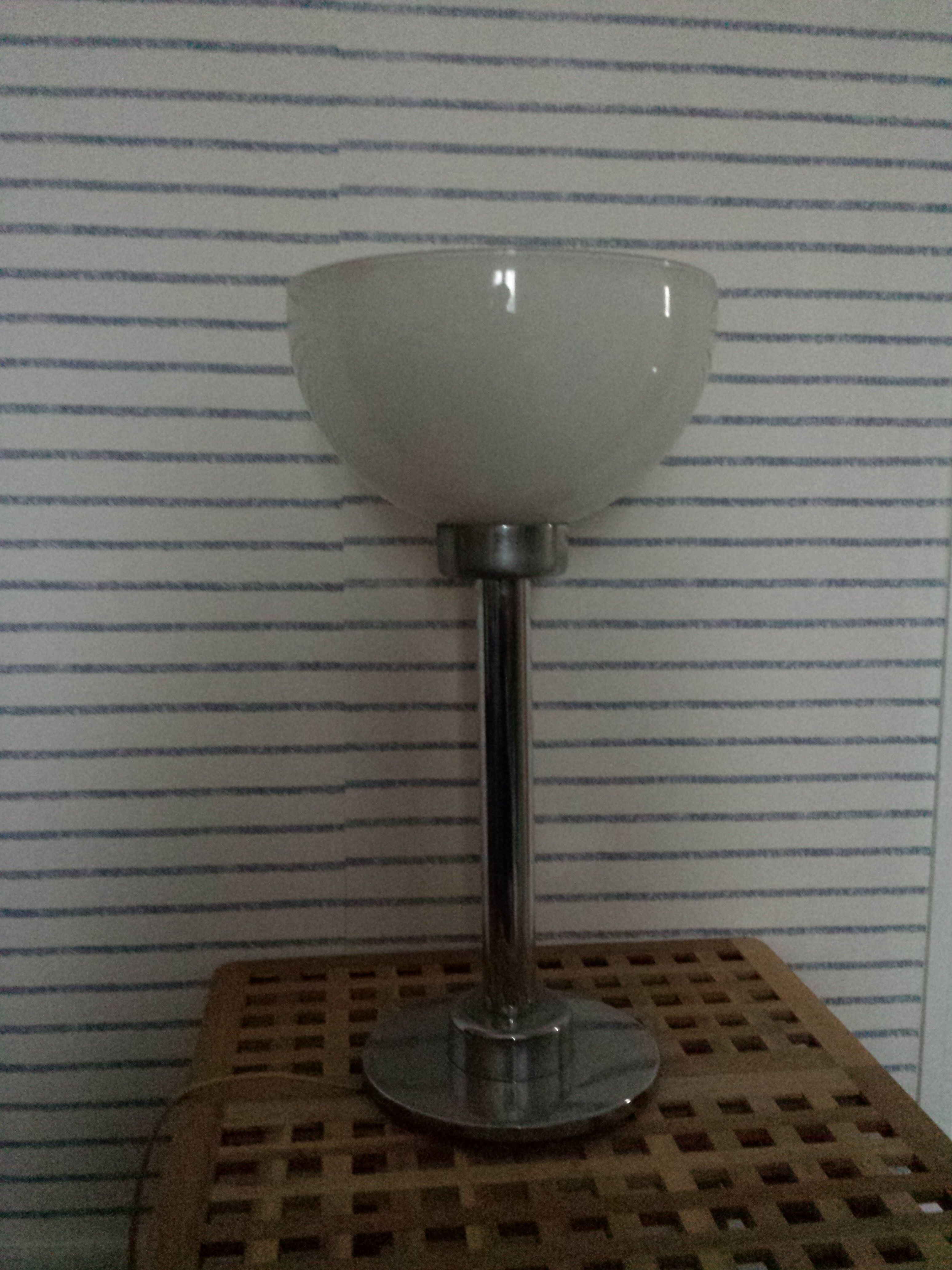 Lampe à pied chromé, abat-jour vasque en opaline blanche