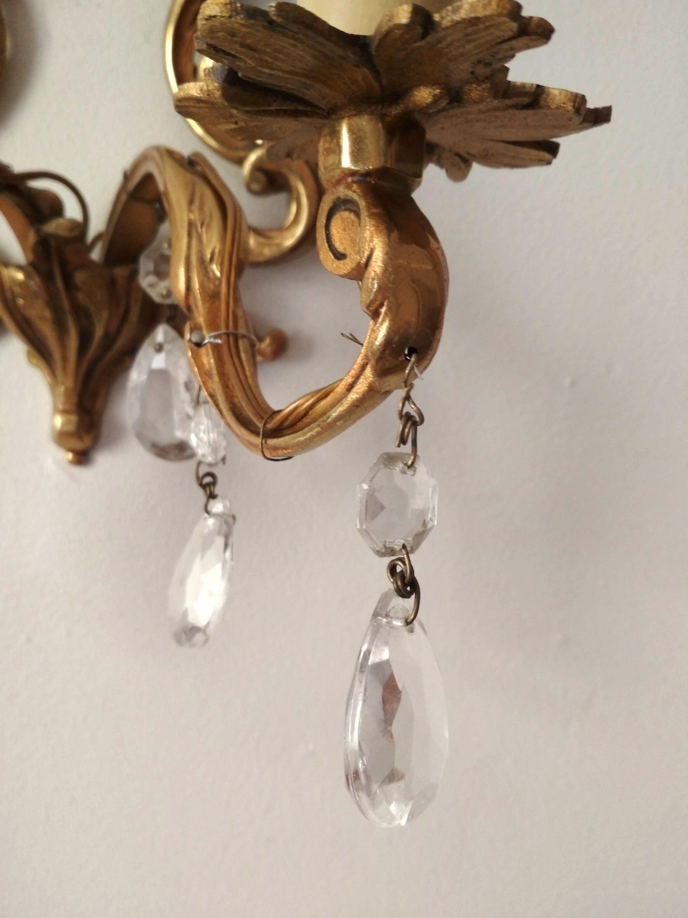 Rococo-style wall lamp in gilded bronze and crystal stamps