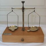 Balance of jeweller accuracy in box with weight trebuchet
