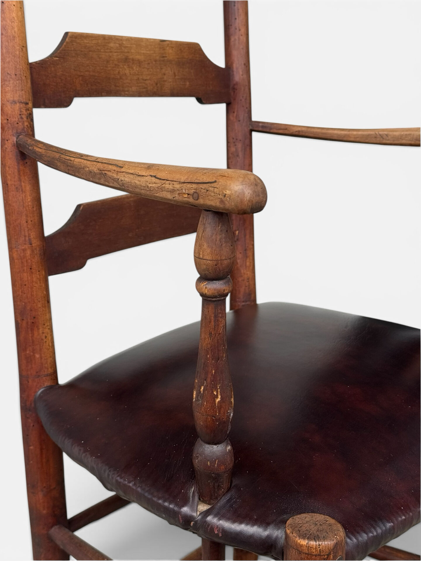Antique rustic armchair in walnut and leather, 18th century.