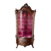 Grande vitrine en  bois style Louis XV/rocaille à façade fortement galbée