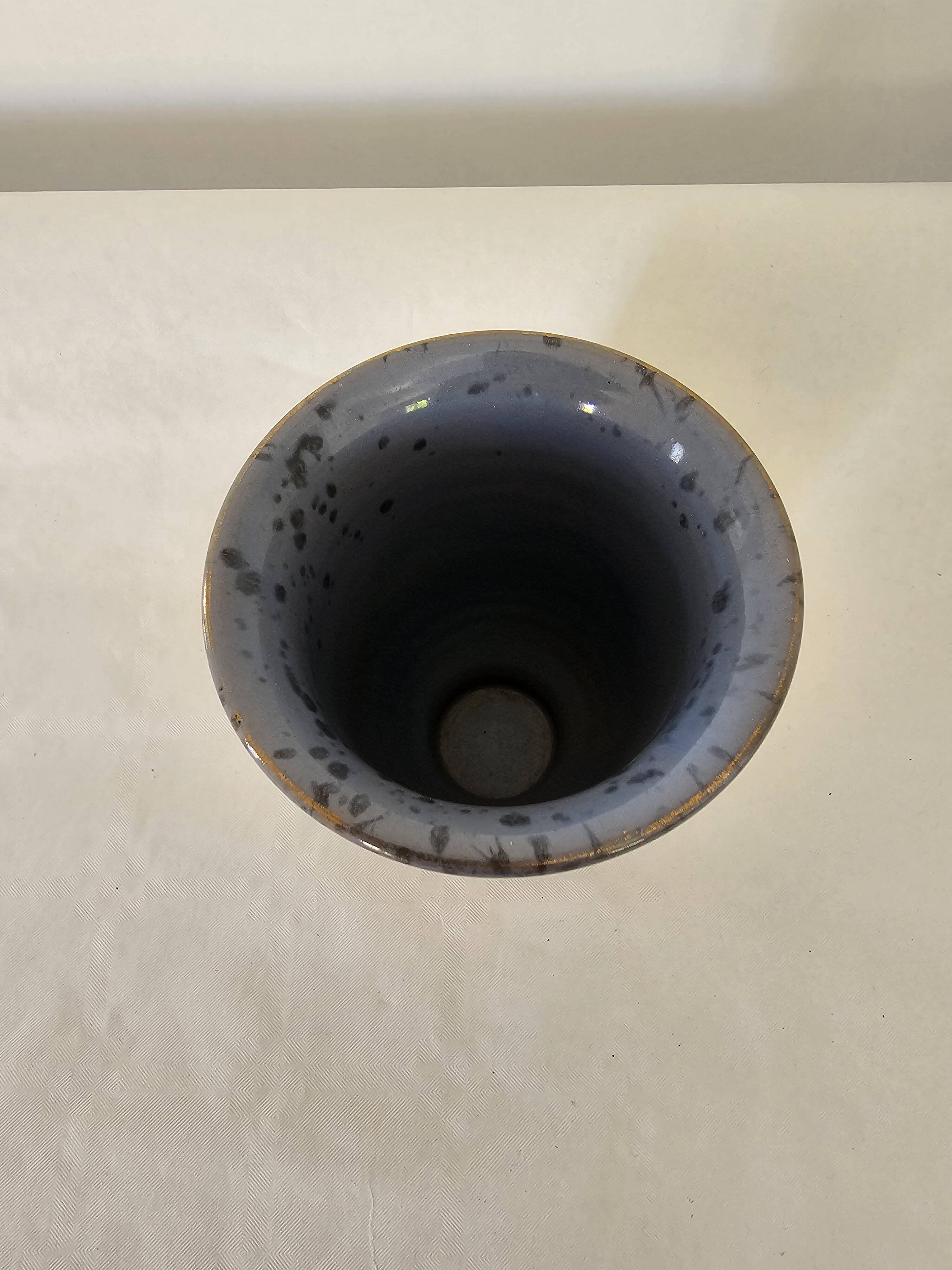 Blue ceramic vase signed (Signature to be identified) Height 12cm