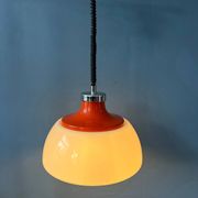 Suspension Space Age massive en plexiglas blanc Mid-Century avec capuchon supérieur rouge