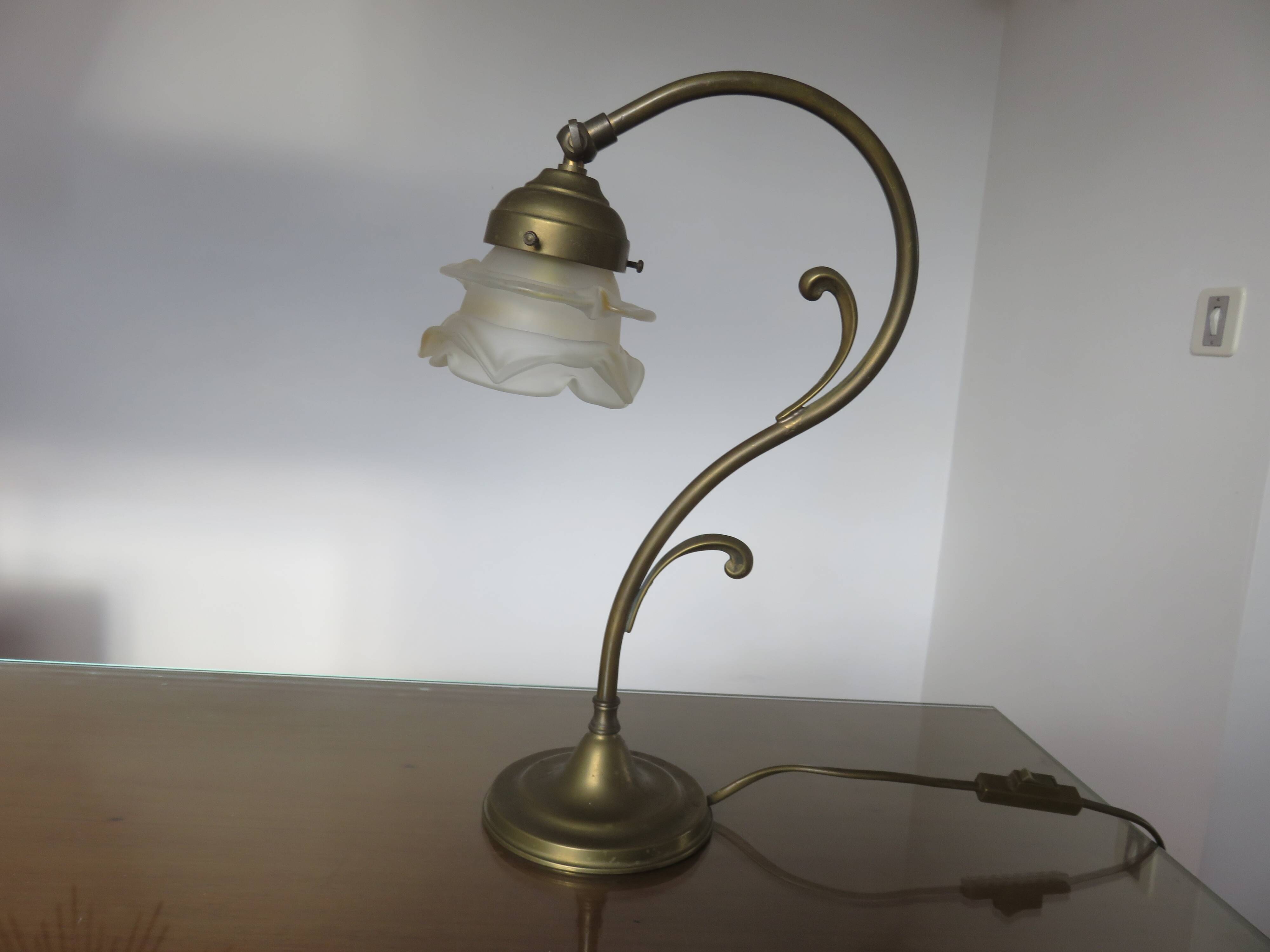 Art Nouveau lamp in brass and frosted glass