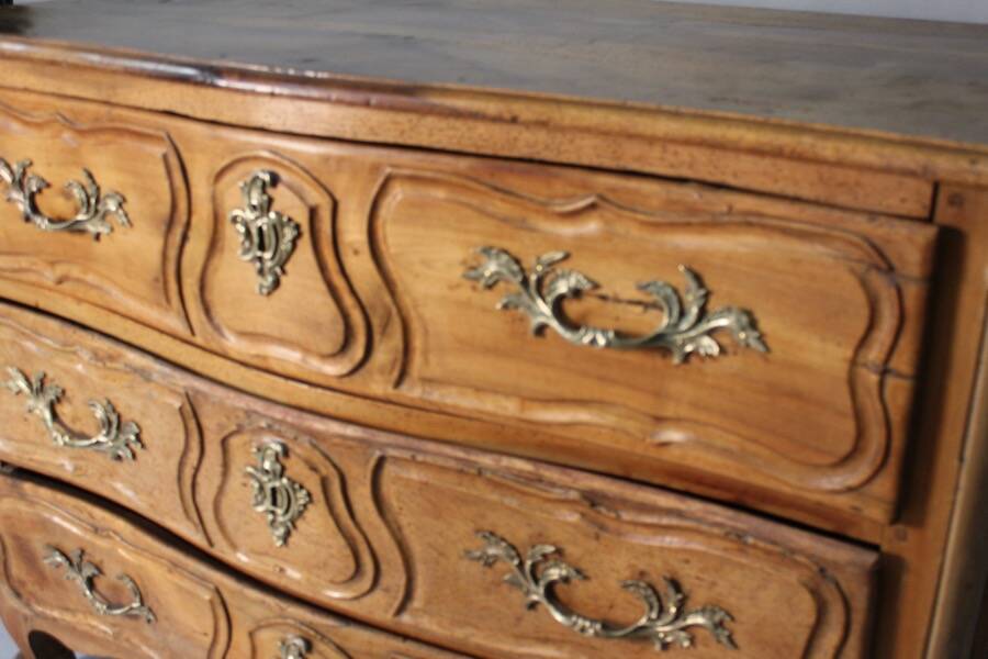 Lyonnaise chest of drawers, 18th century, blond walnut