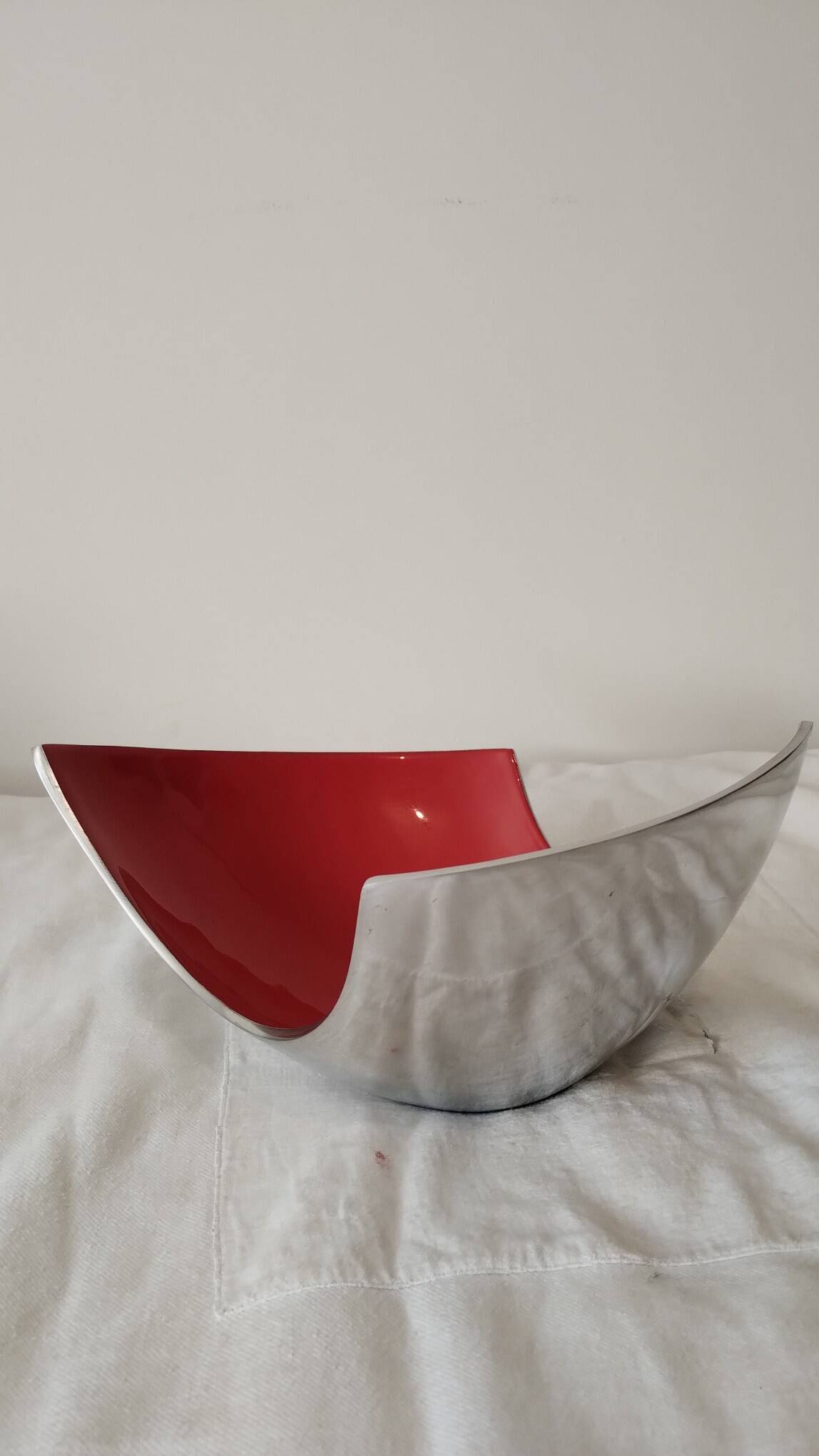 Fruit bowl or empty pocket