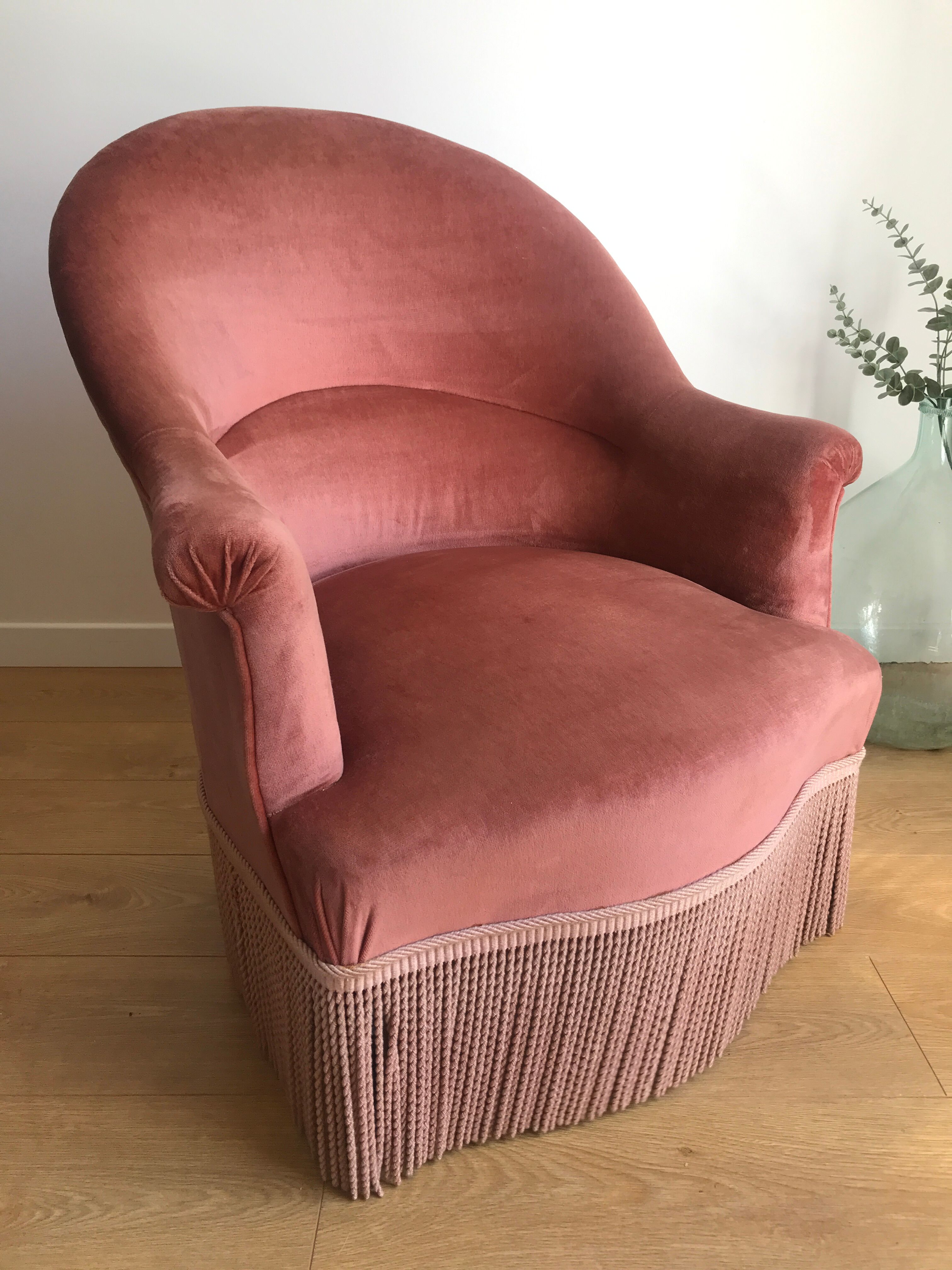 Fauteuil crapaud vintage rose en velours a franges