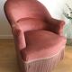 Fauteuil crapaud vintage rose en velours a franges