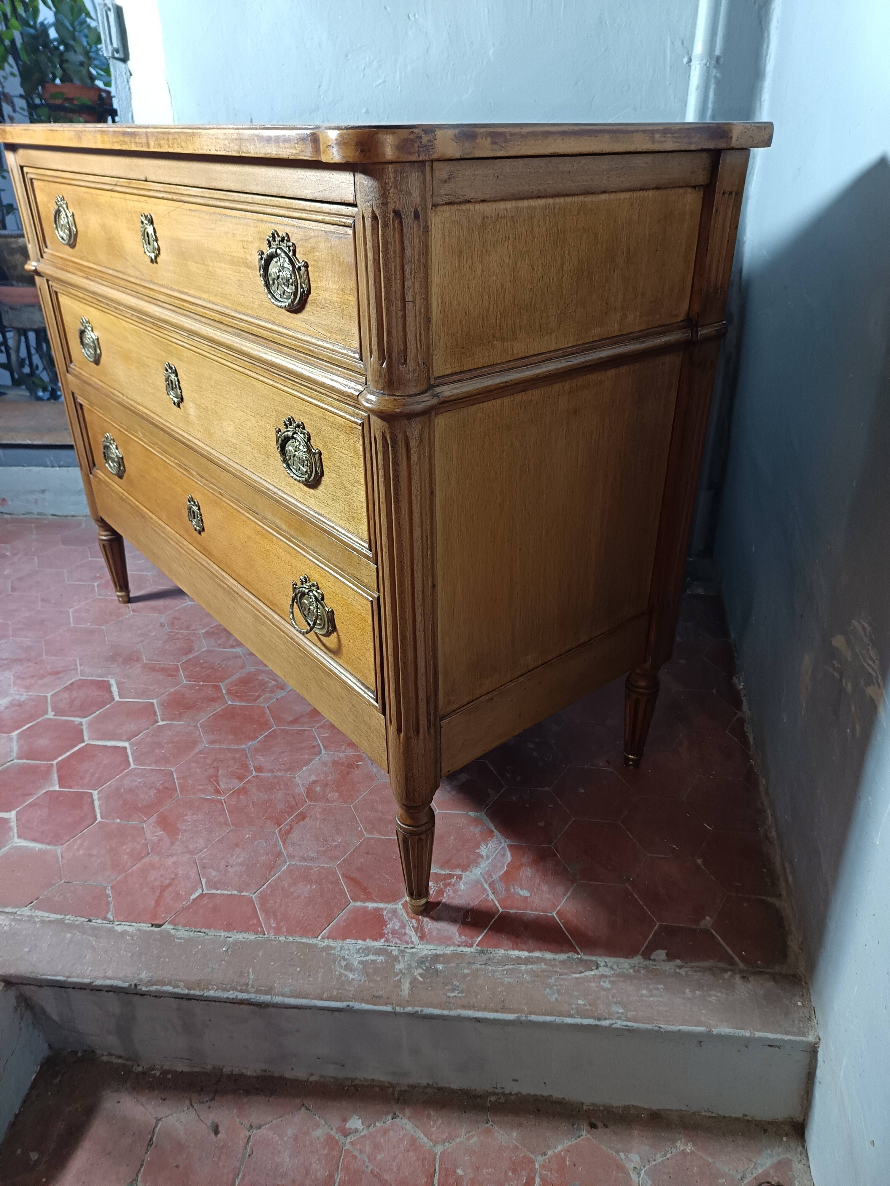 Commode de style Louis XVI ouvrant à trois tiroirs.