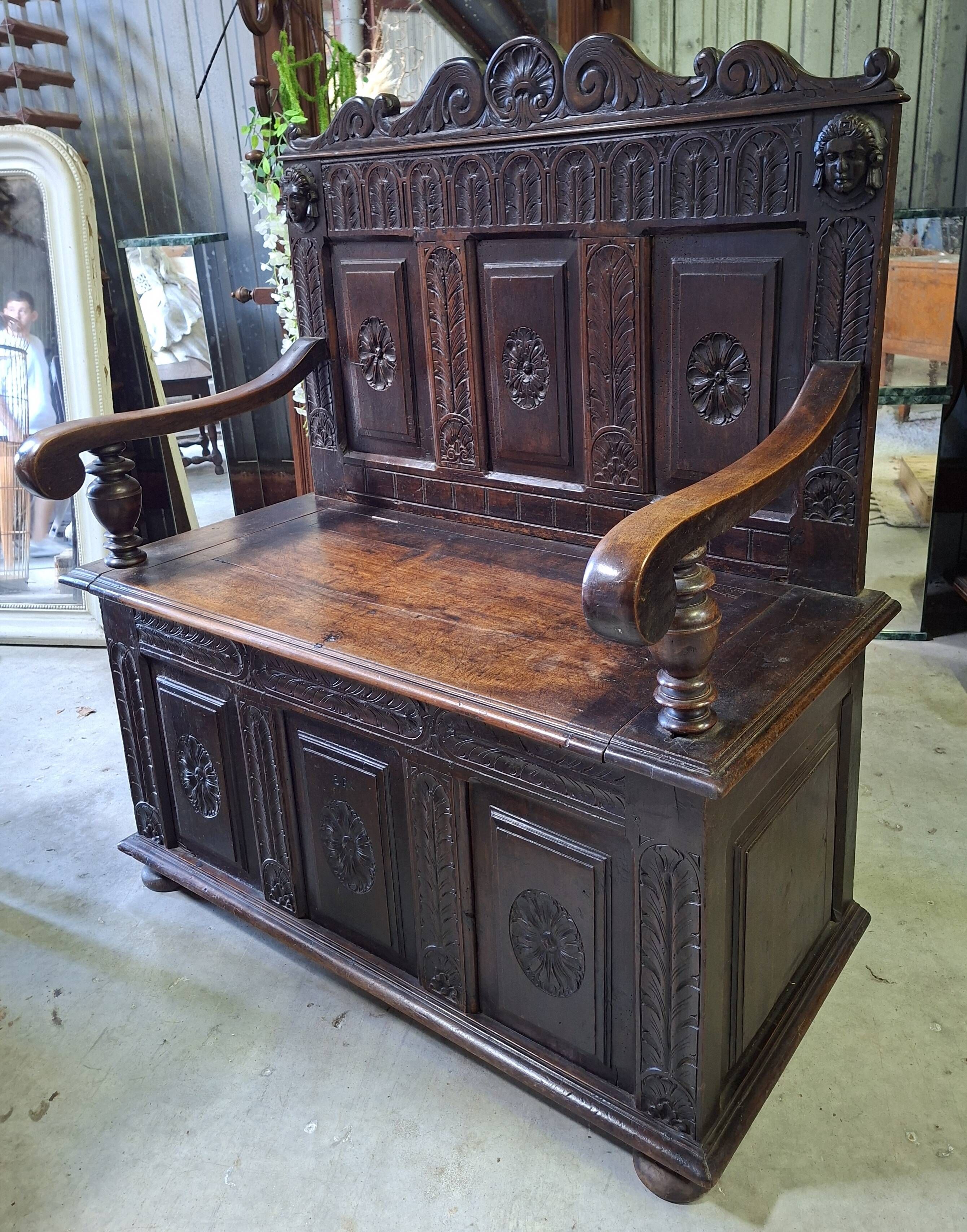 Banc coffre en bois richement sculpté – Style Renaissance – XIXe siècle