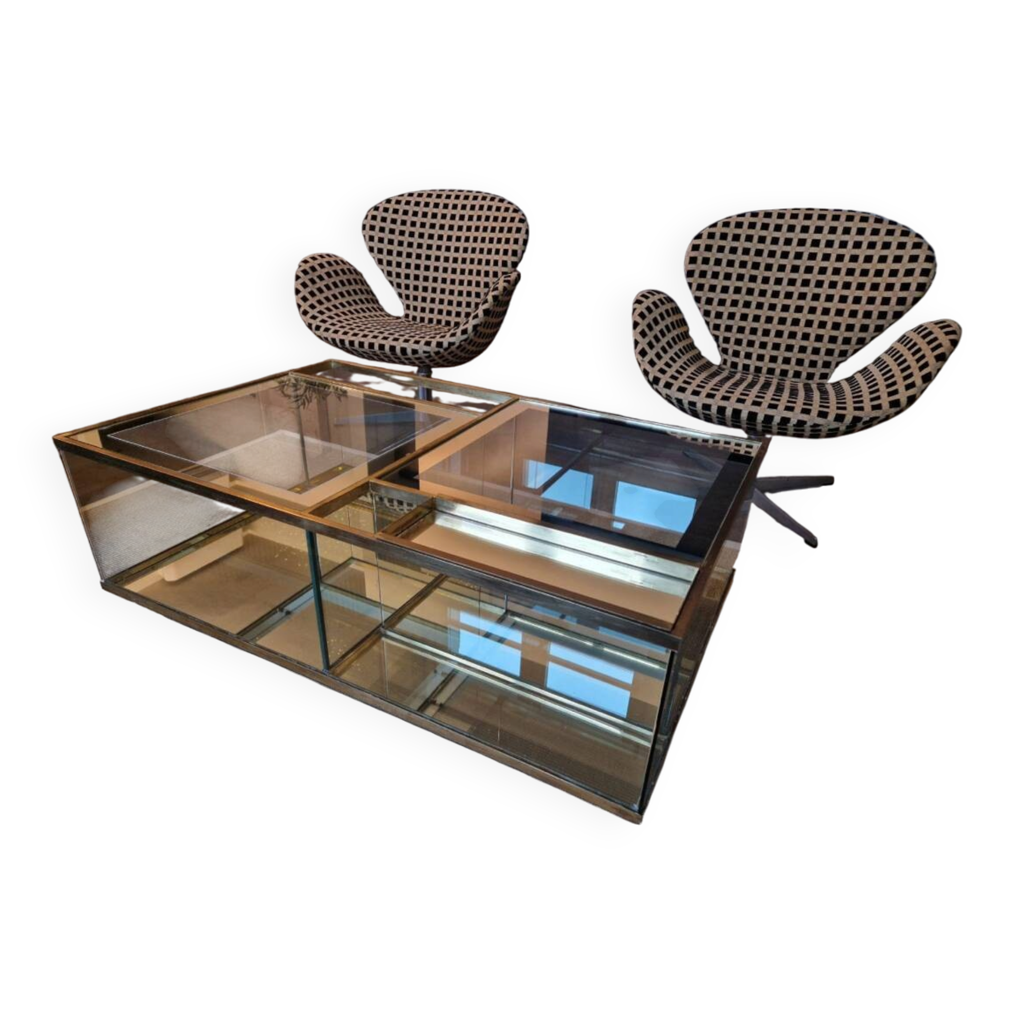 Table basse en cristal italien avec des détails en laiton et bar kart.