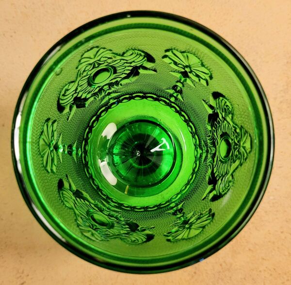 Anciens verres et carafe en verre moulé vintage
