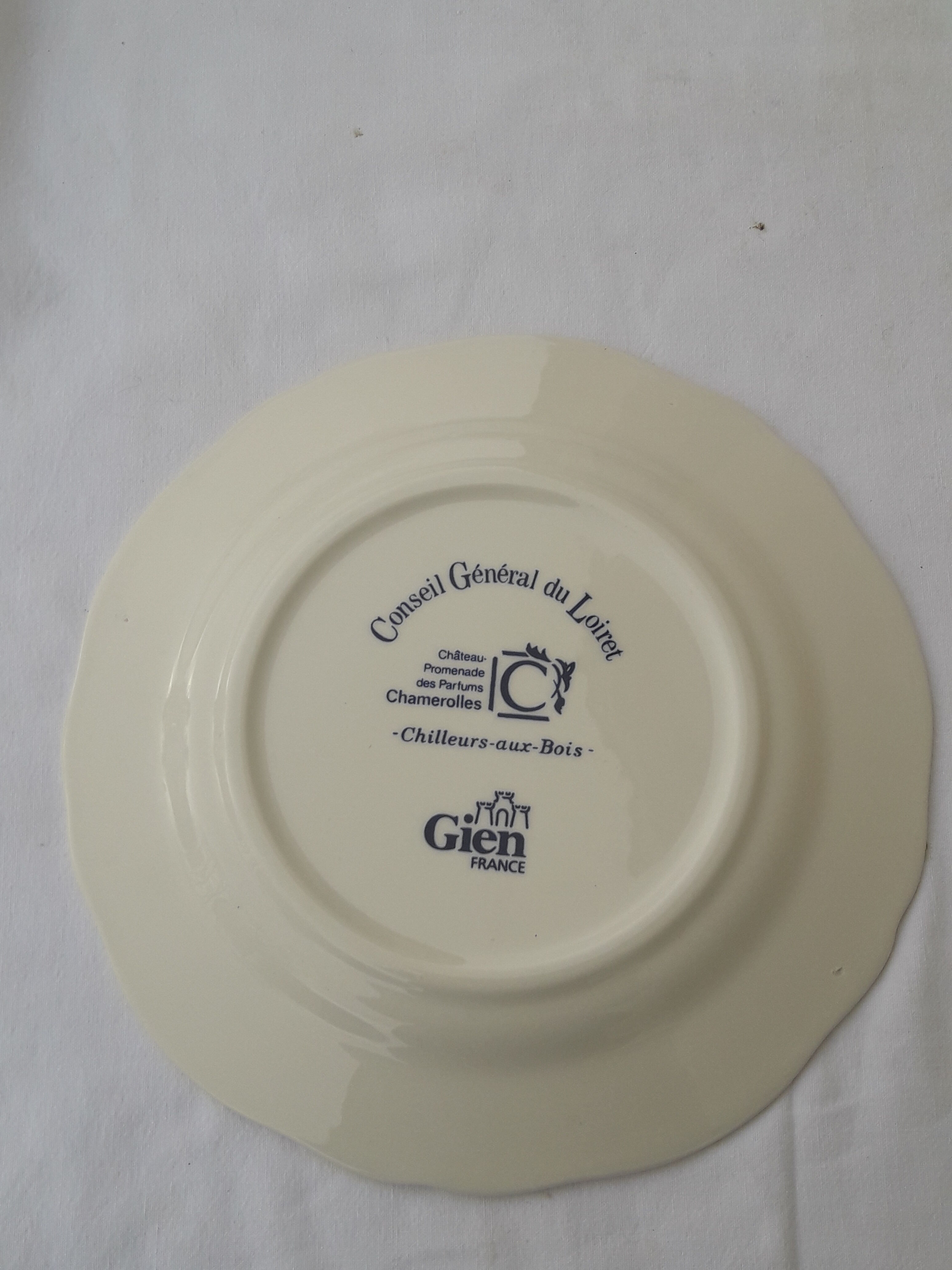 Gien Castle earthenware plate diam 22 cm