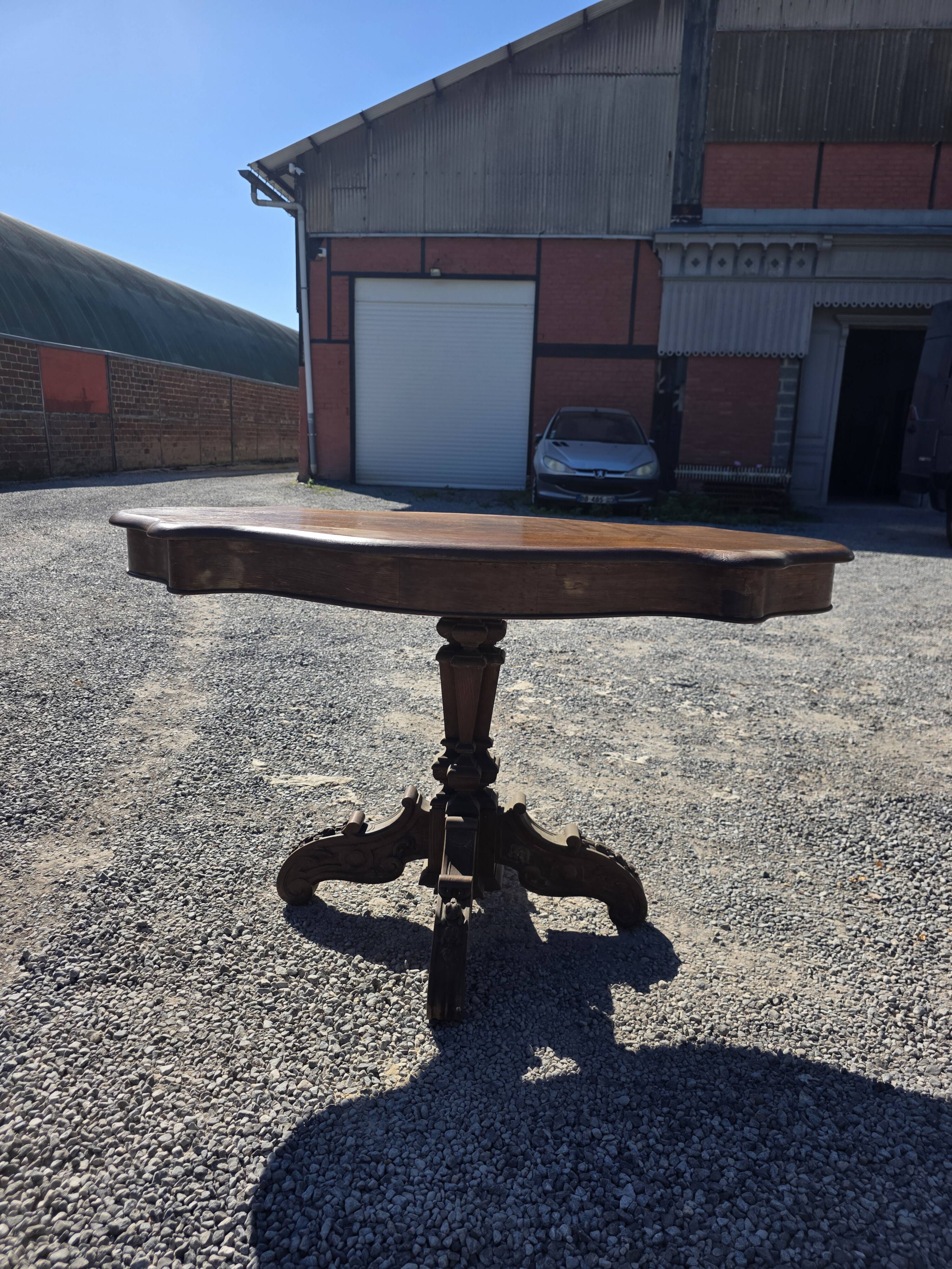 Antique round table in solid oak