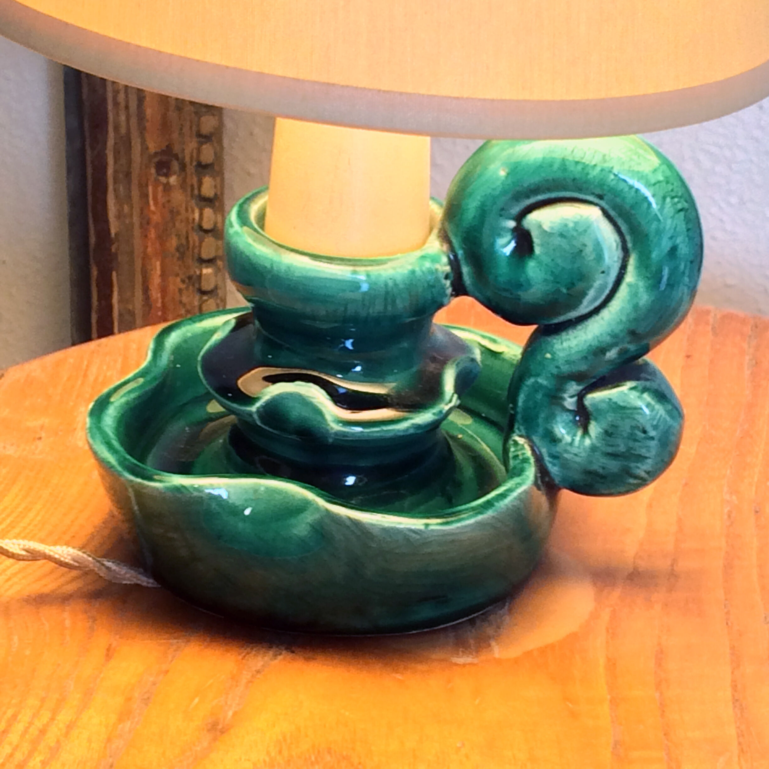 Ceramic candlestick-shaped lamp to lay